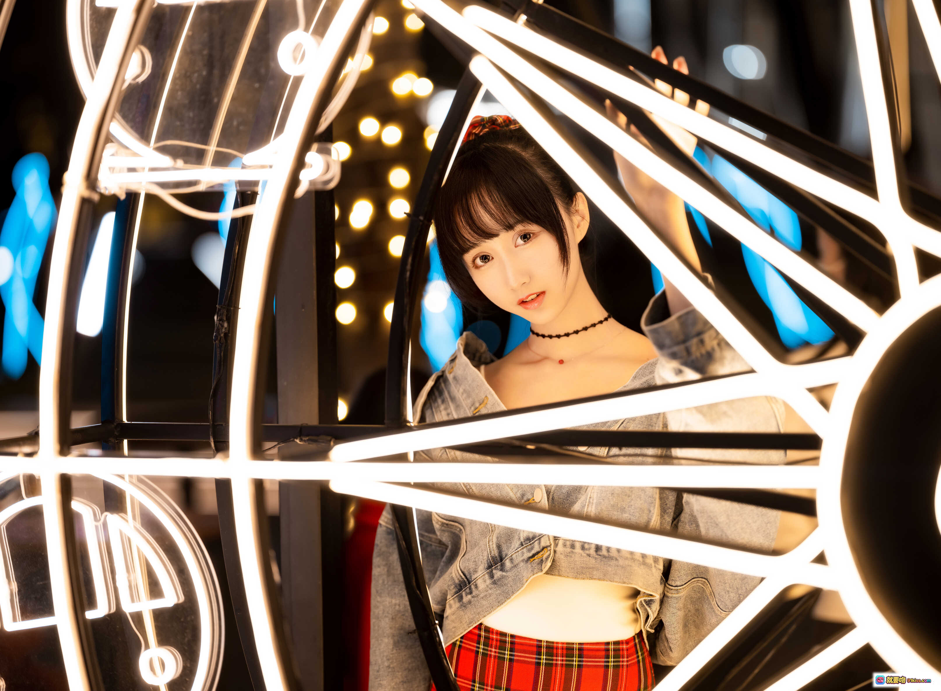 图片[8] - 都市夜恋少女背影写真｜牛仔外套红格裙｜霓虹灯海氛围感｜木绵绵OwO NO.064 26P高清图集 - 就要吻