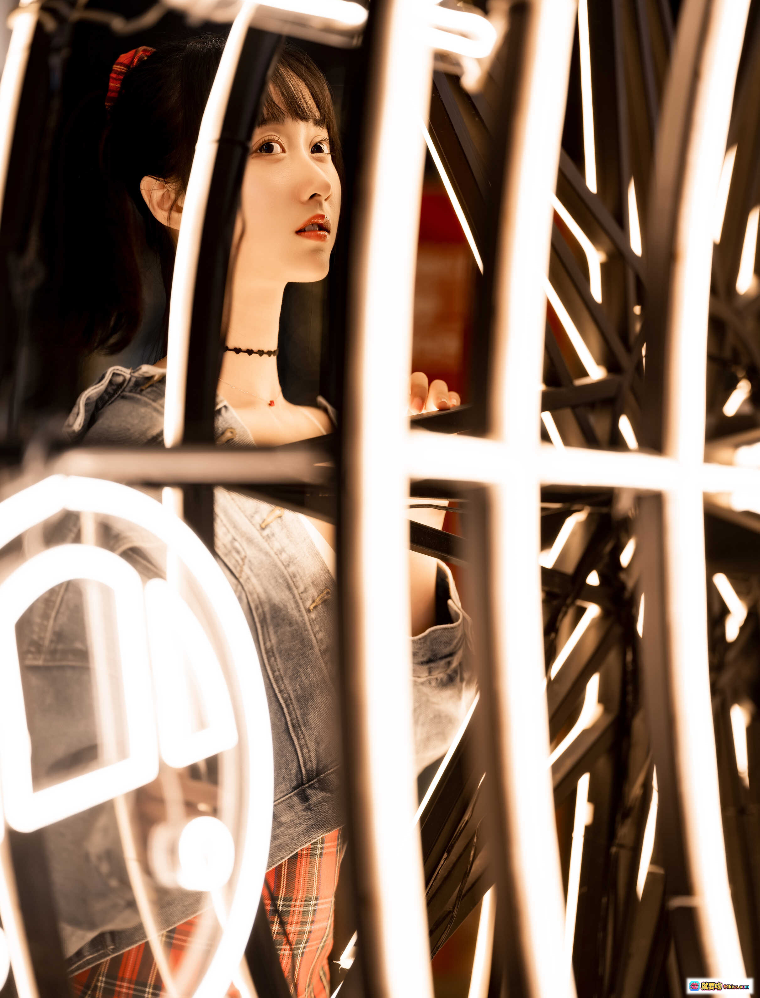 图片[7] - 都市夜恋少女背影写真｜牛仔外套红格裙｜霓虹灯海氛围感｜木绵绵OwO NO.064 26P高清图集 - 就要吻