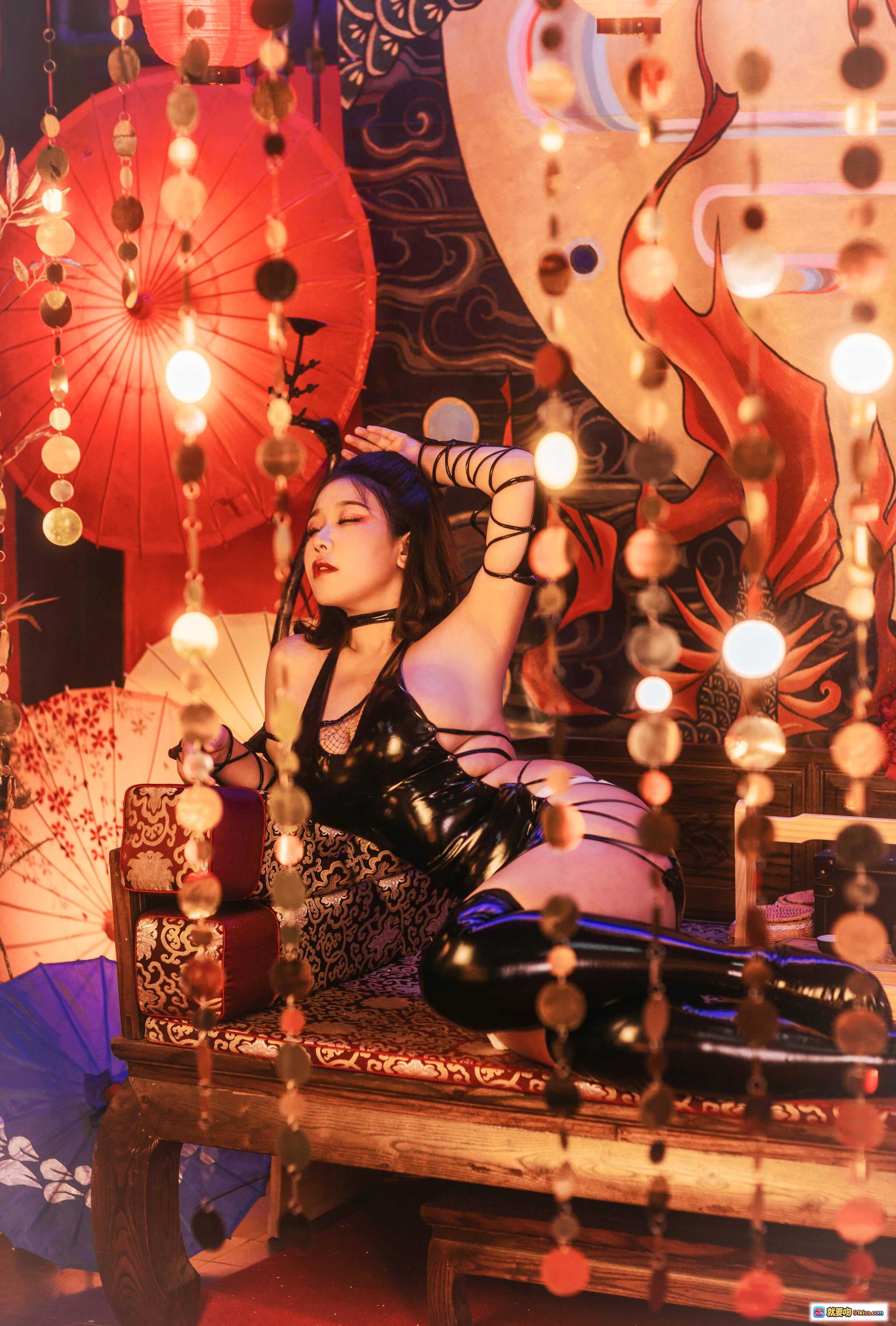 图片[7] - 穆零Mu0 NO.39 黑漆皮性感写真｜网纱镂空设计｜金色圆片装饰｜时尚辣妹风｜高清摄影美图 - 就要吻