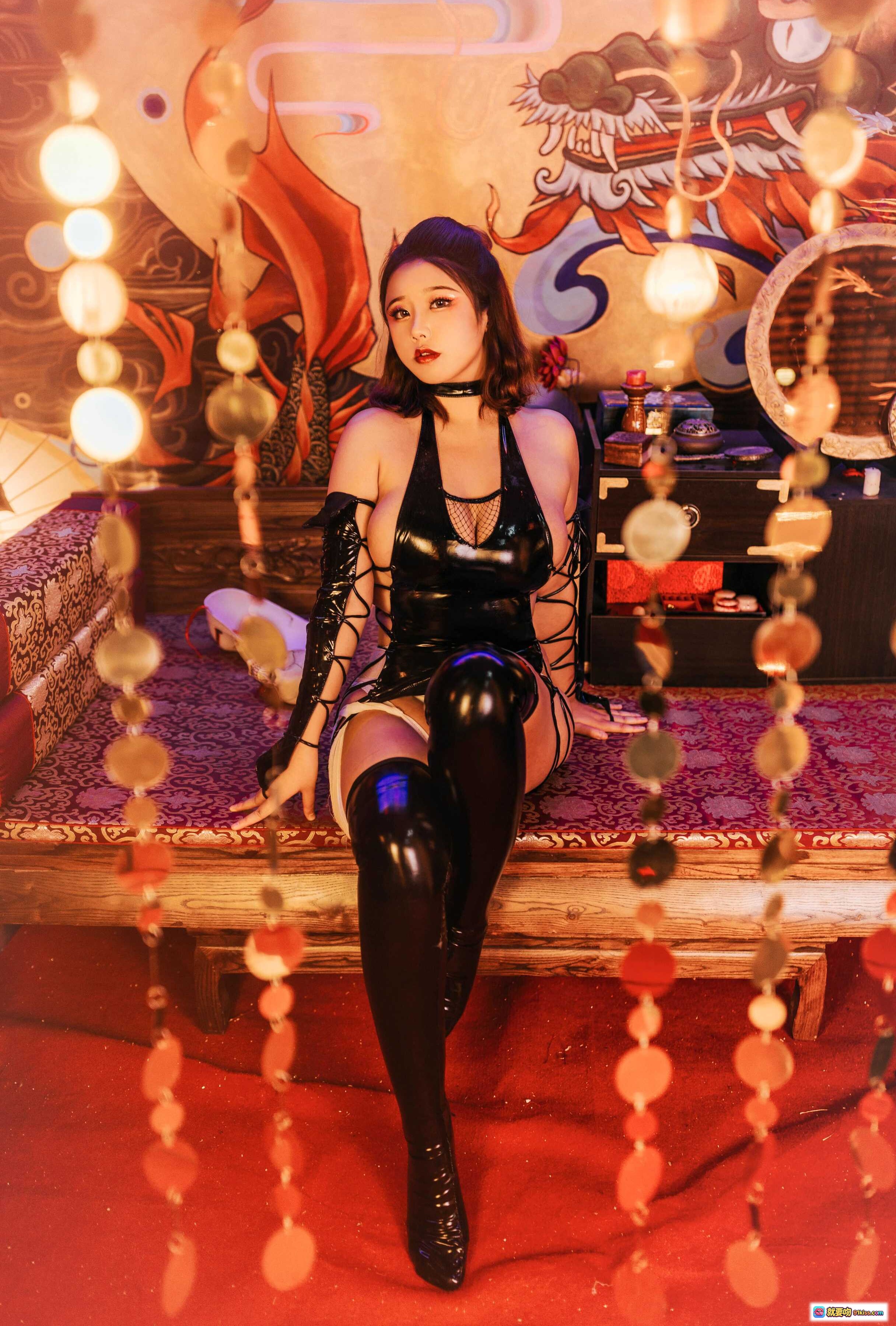 图片[3] - 穆零Mu0 NO.39 黑漆皮性感写真｜网纱镂空设计｜金色圆片装饰｜时尚辣妹风｜高清摄影美图 - 就要吻