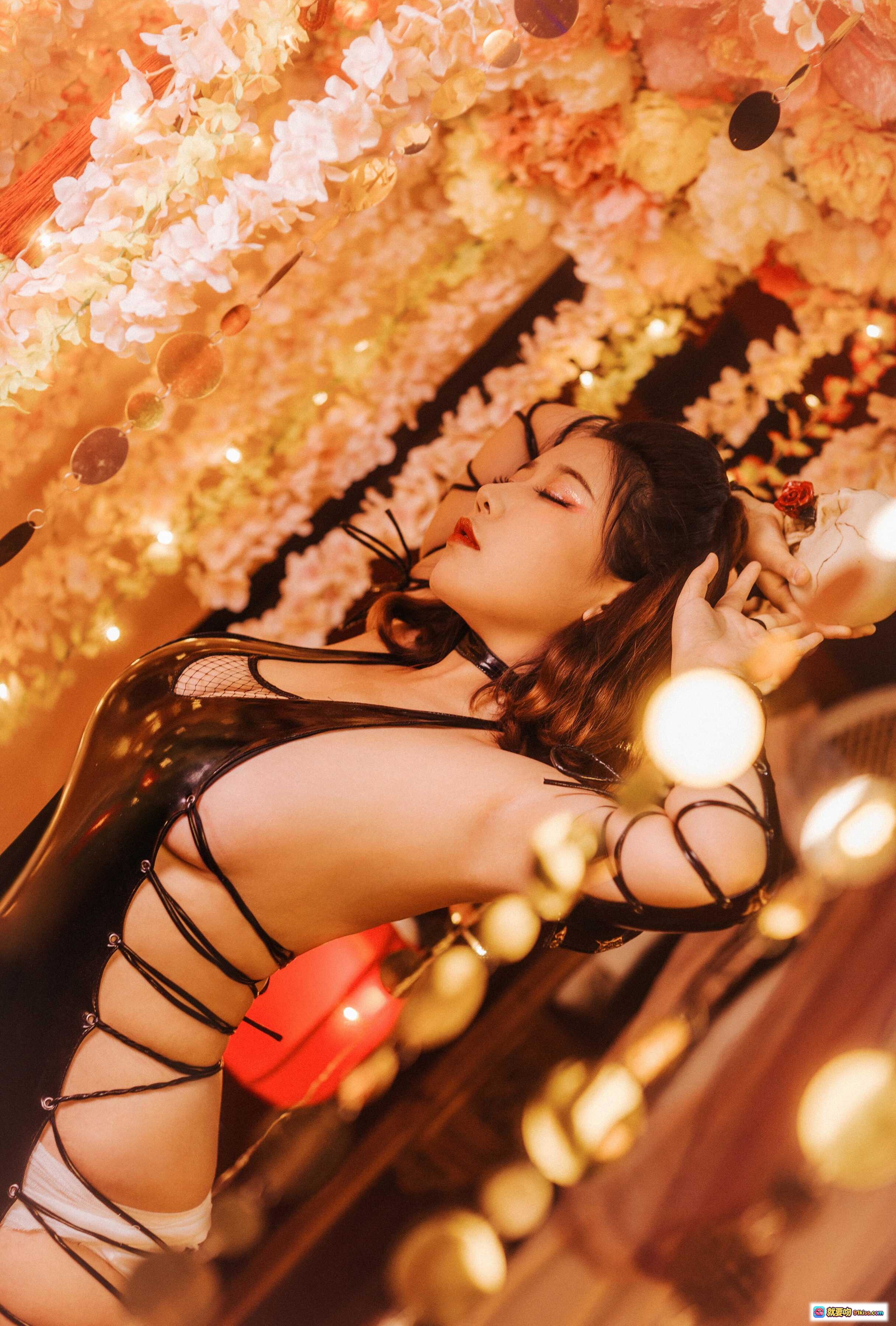 图片[8] - 穆零Mu0 NO.39 黑漆皮性感写真｜网纱镂空设计｜金色圆片装饰｜时尚辣妹风｜高清摄影美图 - 就要吻