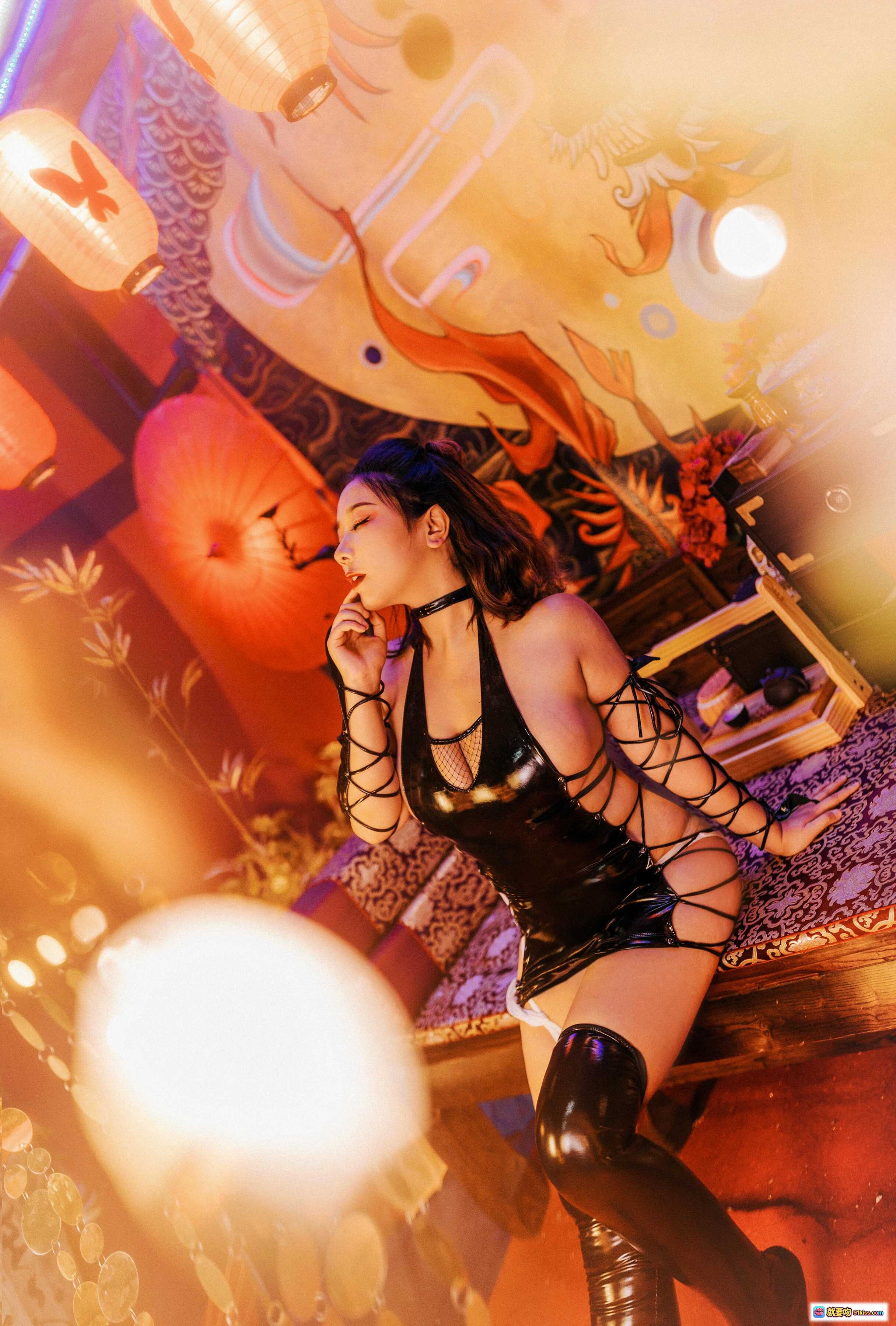 图片[4] - 穆零Mu0 NO.39 黑漆皮性感写真｜网纱镂空设计｜金色圆片装饰｜时尚辣妹风｜高清摄影美图 - 就要吻