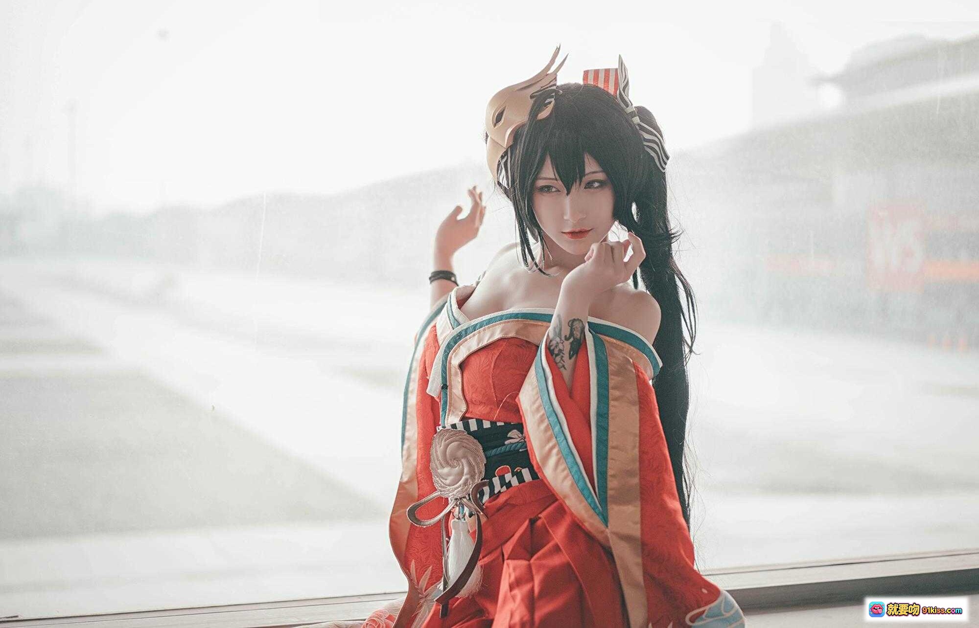 图片[2] - 铁板烧鬼舞w NO.026 漫展大凤 Cosplay 精美和风造型 窗边坐姿写真 24P高清图集 - 就要吻