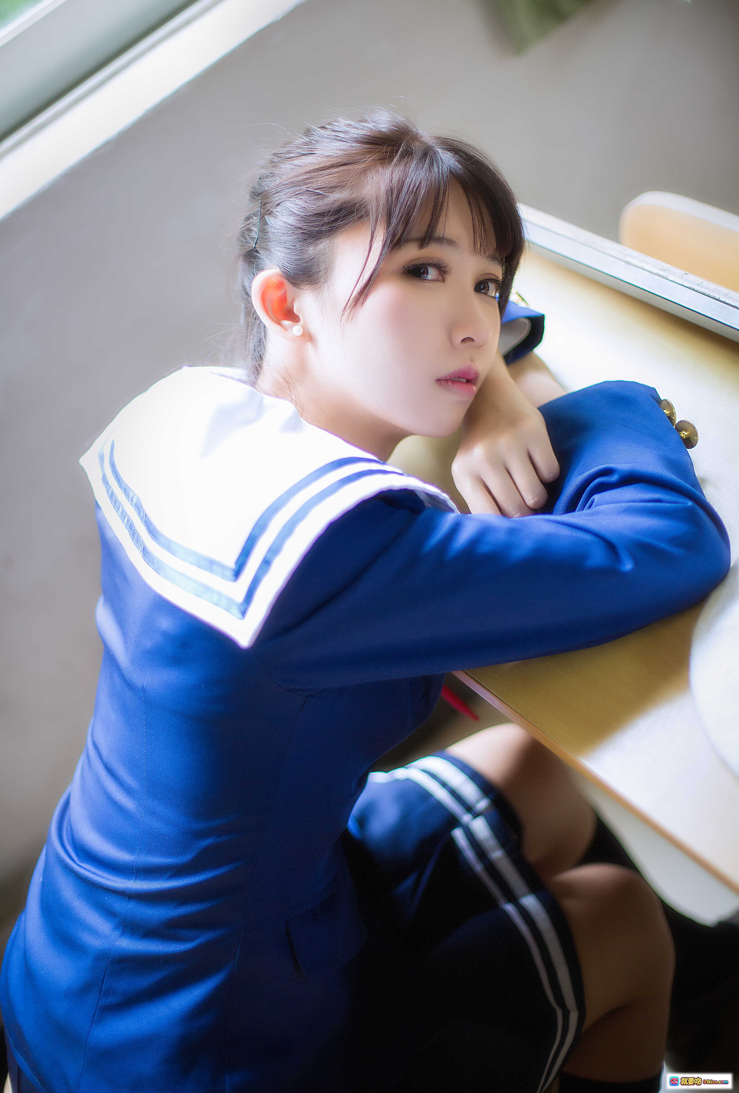 图片[7] - 鳗鱼霏儿NO.059圣人惠校服写真 | 蓝色水手服少女窗边侧颜 | 清新校园风日系美少女摄影 - 就要吻