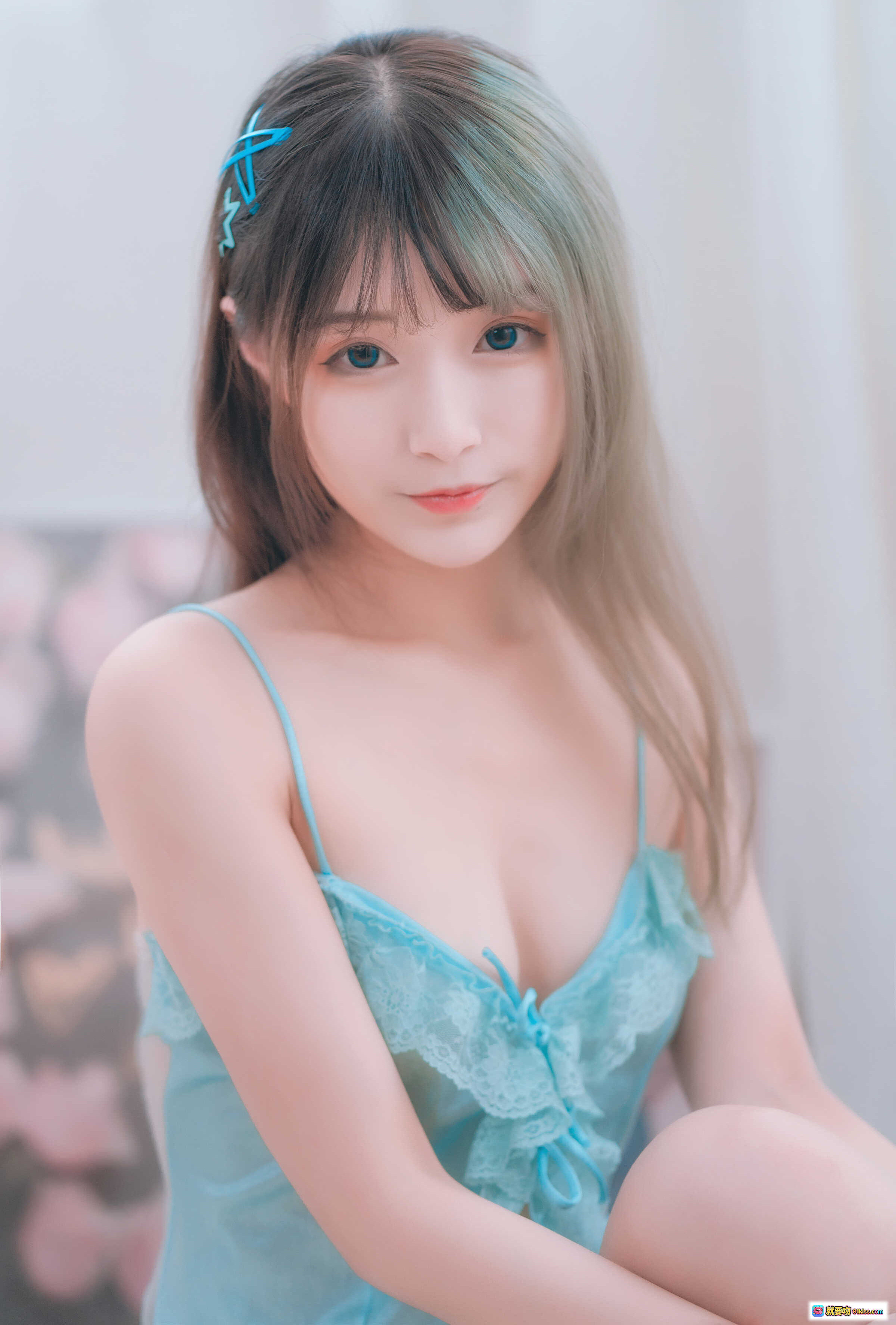 图片[8] - 铁板烧鬼舞w NO.018 制服本露背写真 20P 230M 美女抱枕居家风 清新蓝绿发色 白色毛毯背景 柔光摄影 - 就要吻