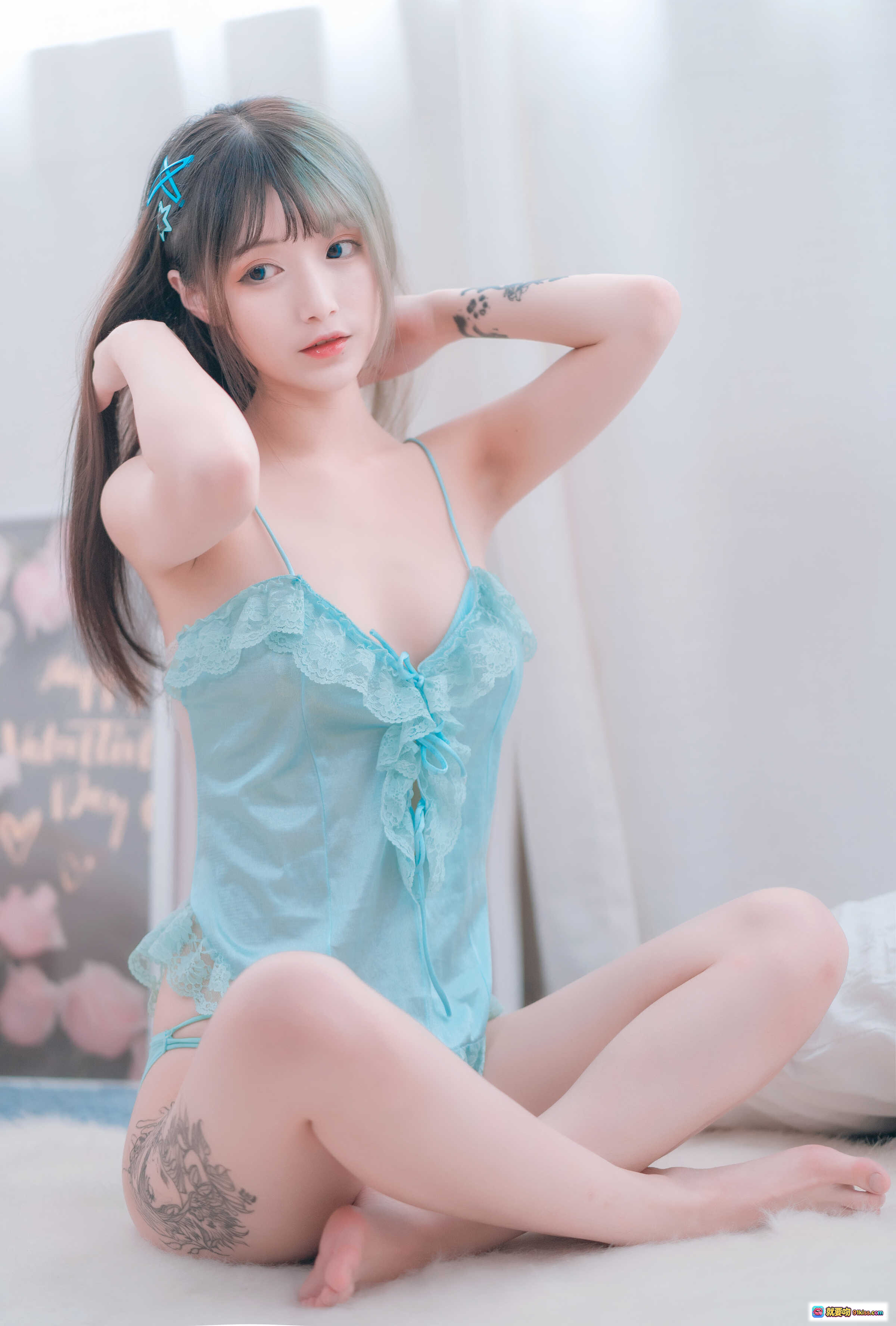 图片[9] - 铁板烧鬼舞w NO.018 制服本露背写真 20P 230M 美女抱枕居家风 清新蓝绿发色 白色毛毯背景 柔光摄影 - 就要吻