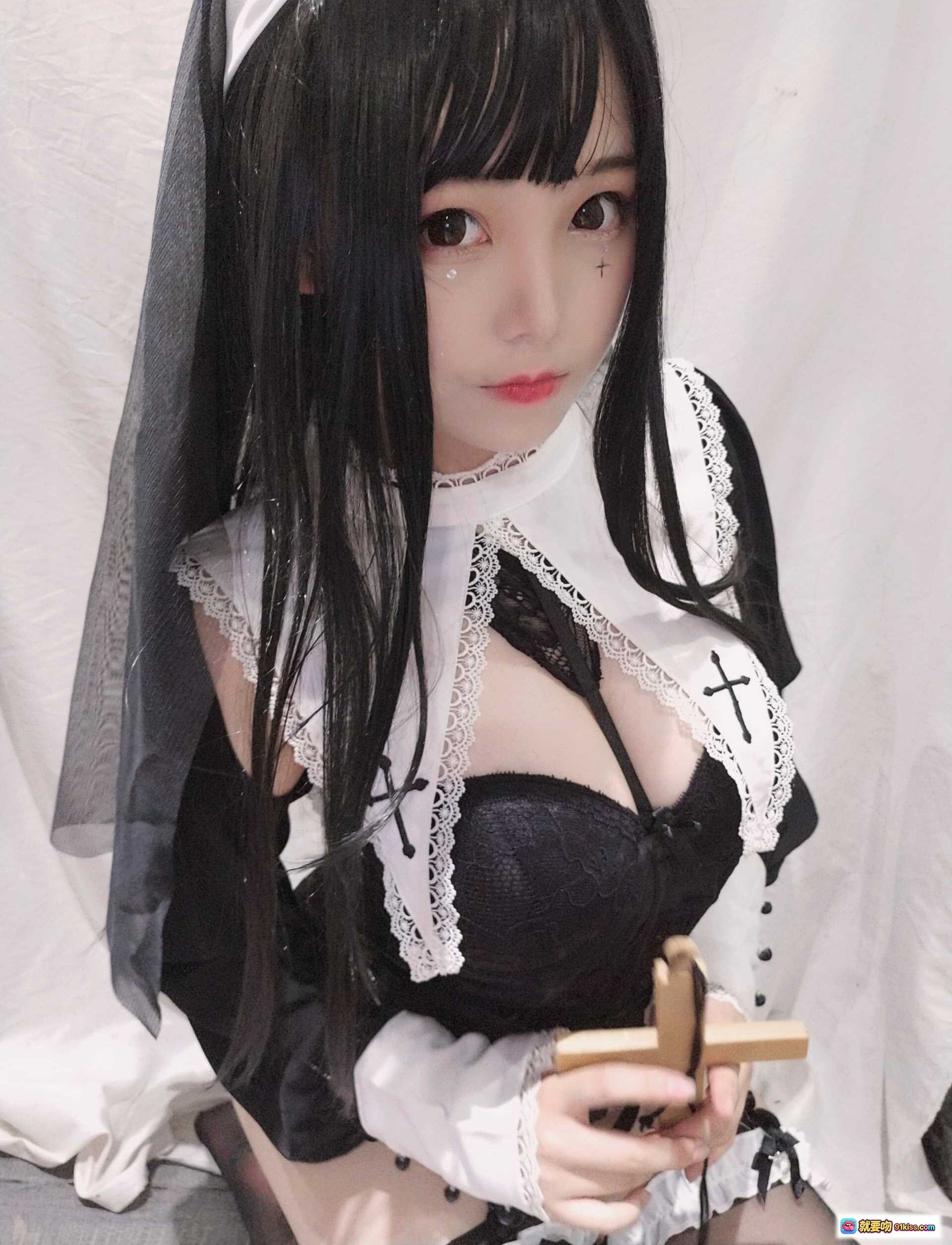 蜜汁猫裘NO.006修女cosplay黑发蕾丝圣衣手持十字架性感写真25P高清图集 - 就要吻