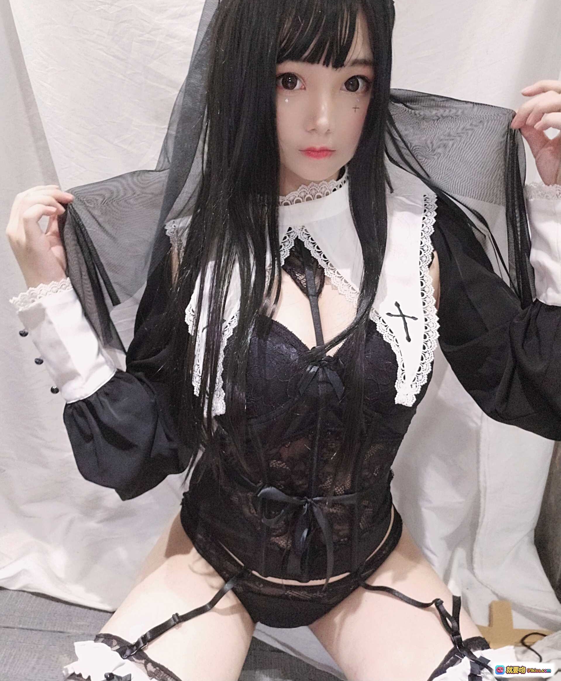 图片[2] - 蜜汁猫裘NO.006修女cosplay黑发蕾丝圣衣手持十字架性感写真25P高清图集 - 就要吻