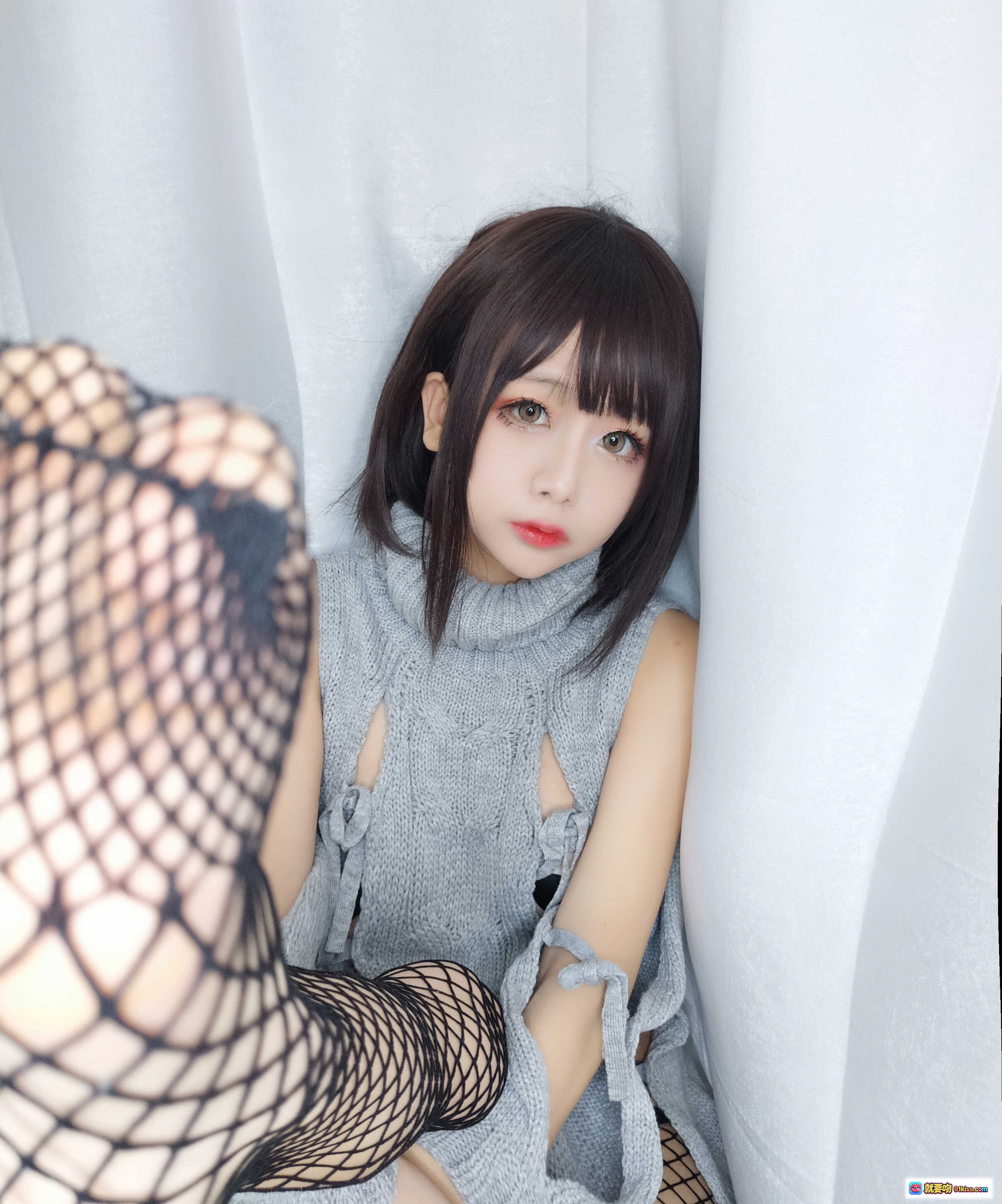 日奈娇NO.016毛衣写真36P170MB 灰色高领无袖针织衫+黑色渔网袜+齐刘海短发少女风私房美图 - 就要吻