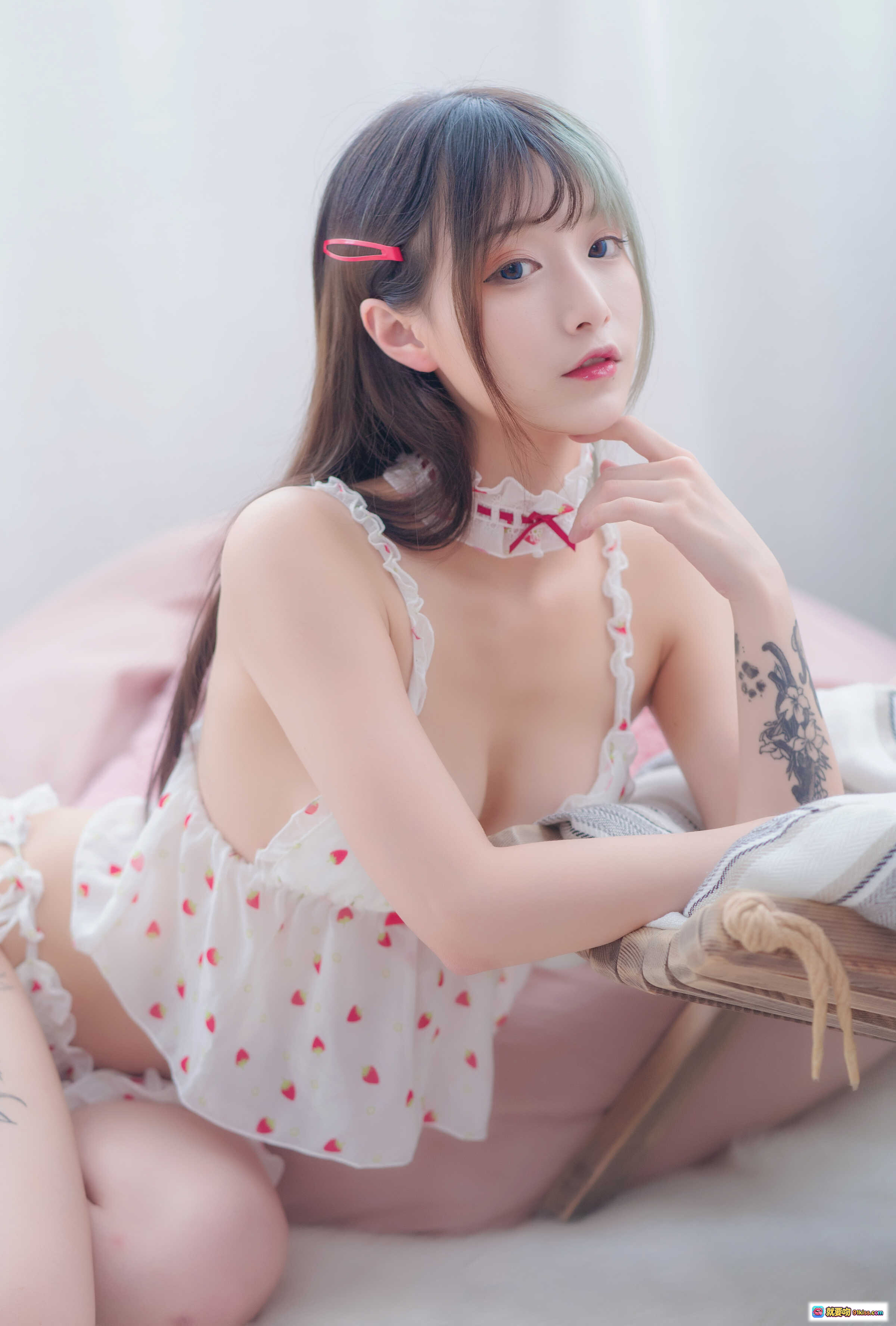 图片[7] - 铁板烧鬼舞w NO.017 制服本草莓主题写真 甜美少女蕾丝吊带睡衣搭配蝴蝶结颈饰 腿环纹身私房摄影20P高清图集 - 就要吻