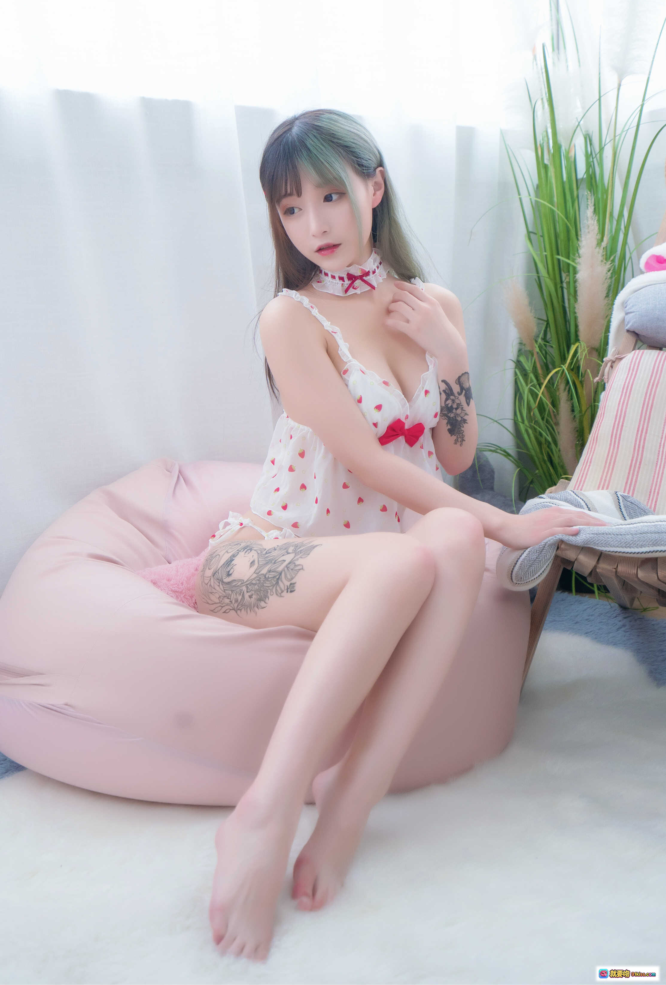 图片[3] - 铁板烧鬼舞w NO.017 制服本草莓主题写真 甜美少女蕾丝吊带睡衣搭配蝴蝶结颈饰 腿环纹身私房摄影20P高清图集 - 就要吻