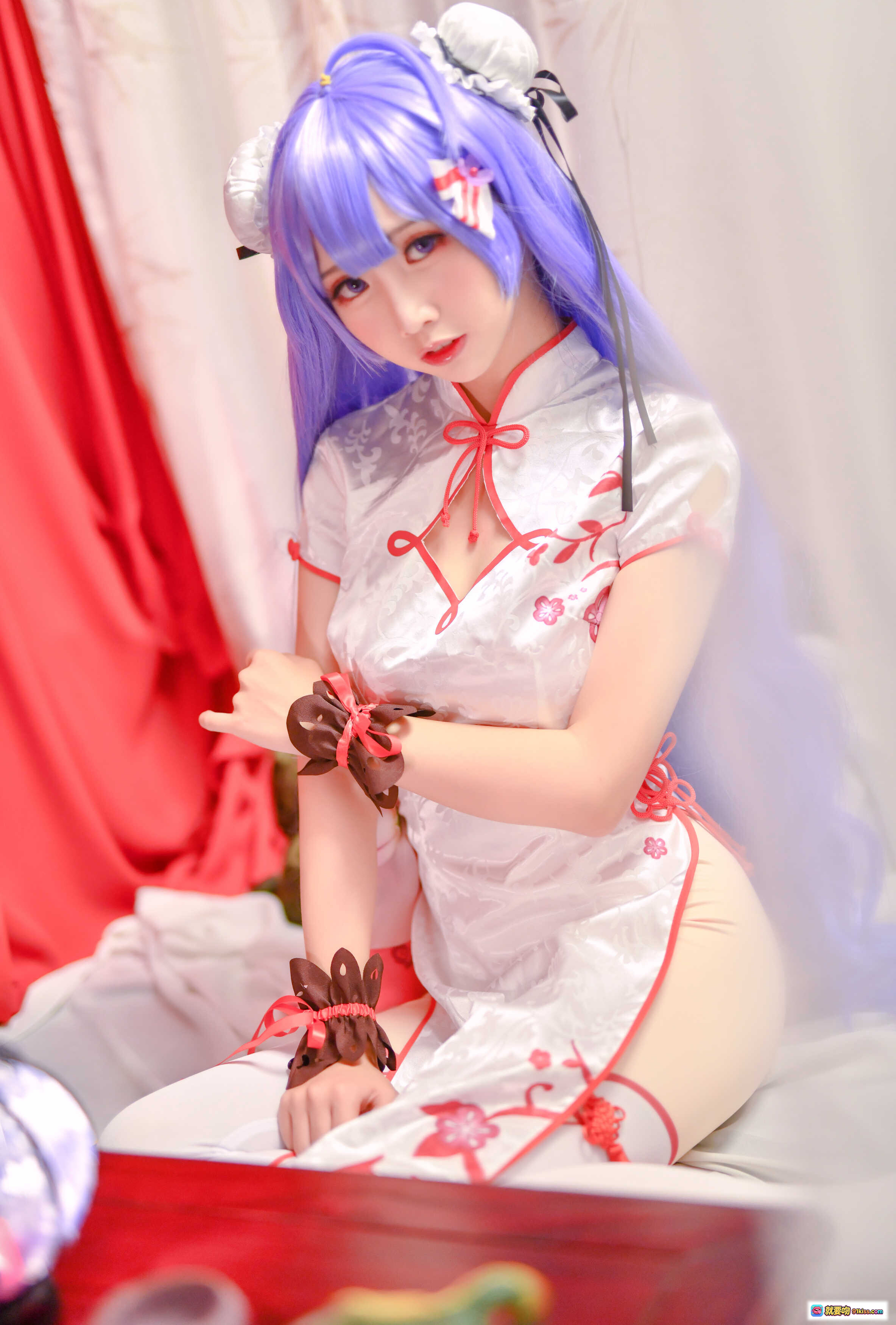 图片[3] - 面饼仙儿NO.020旗袍COS写真｜蓝发少女+中式红白旗袍+独角兽玩偶+中国结流苏+毛绒地毯+古风背景+精致妆容+20P高清图集 - 就要吻