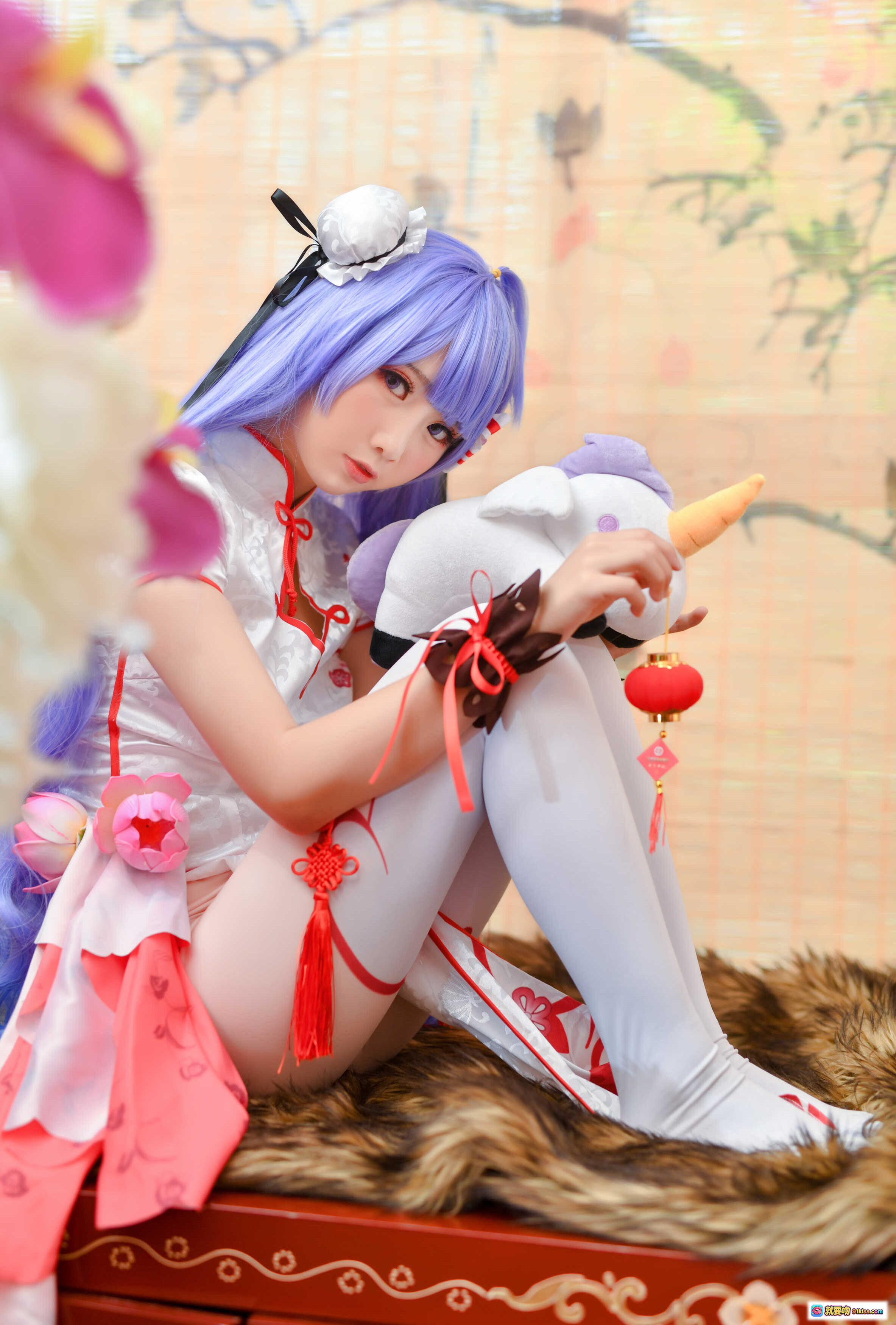 面饼仙儿NO.020旗袍COS写真｜蓝发少女+中式红白旗袍+独角兽玩偶+中国结流苏+毛绒地毯+古风背景+精致妆容+20P高清图集 - 就要吻