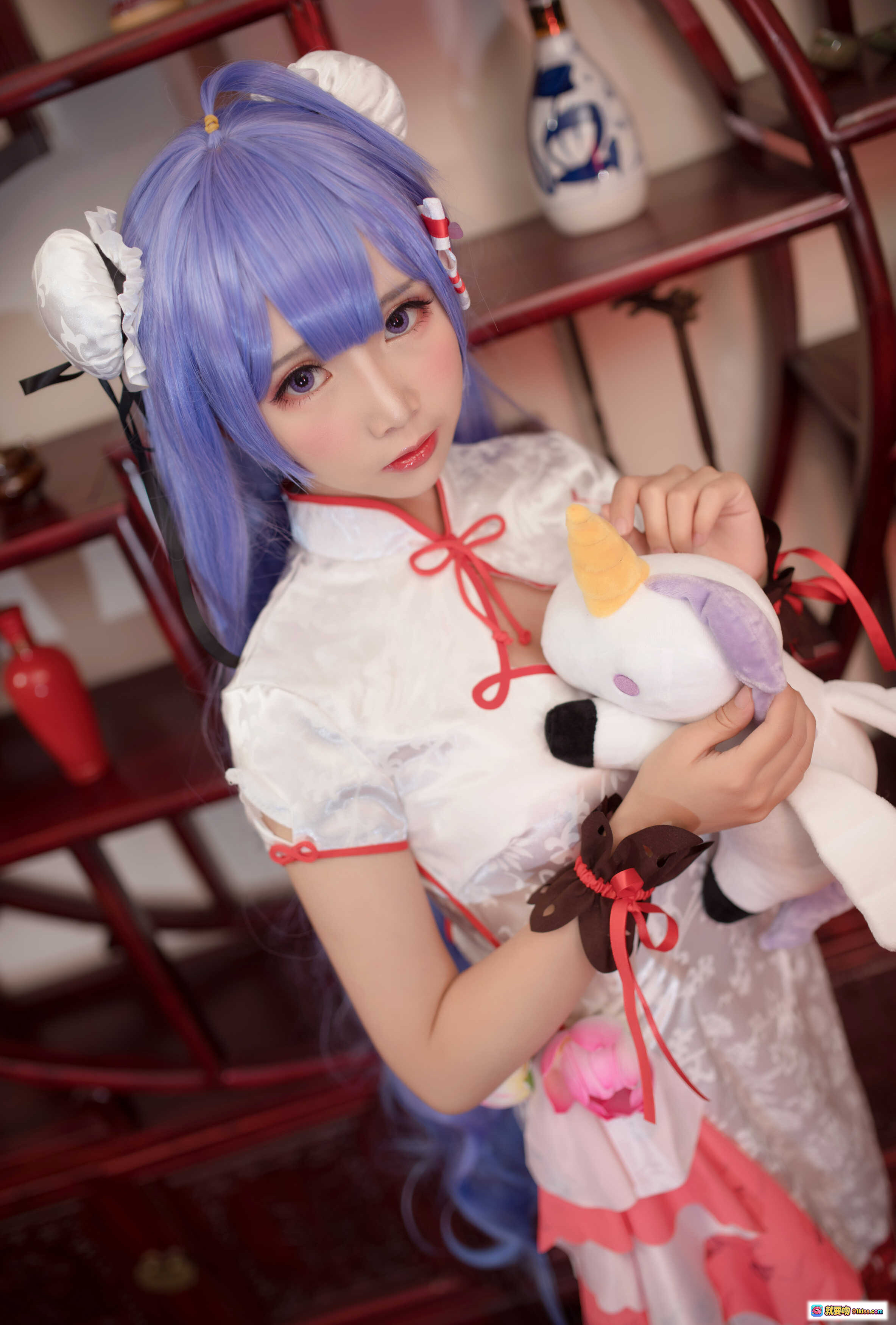 图片[7] - 面饼仙儿NO.020旗袍COS写真｜蓝发少女+中式红白旗袍+独角兽玩偶+中国结流苏+毛绒地毯+古风背景+精致妆容+20P高清图集 - 就要吻