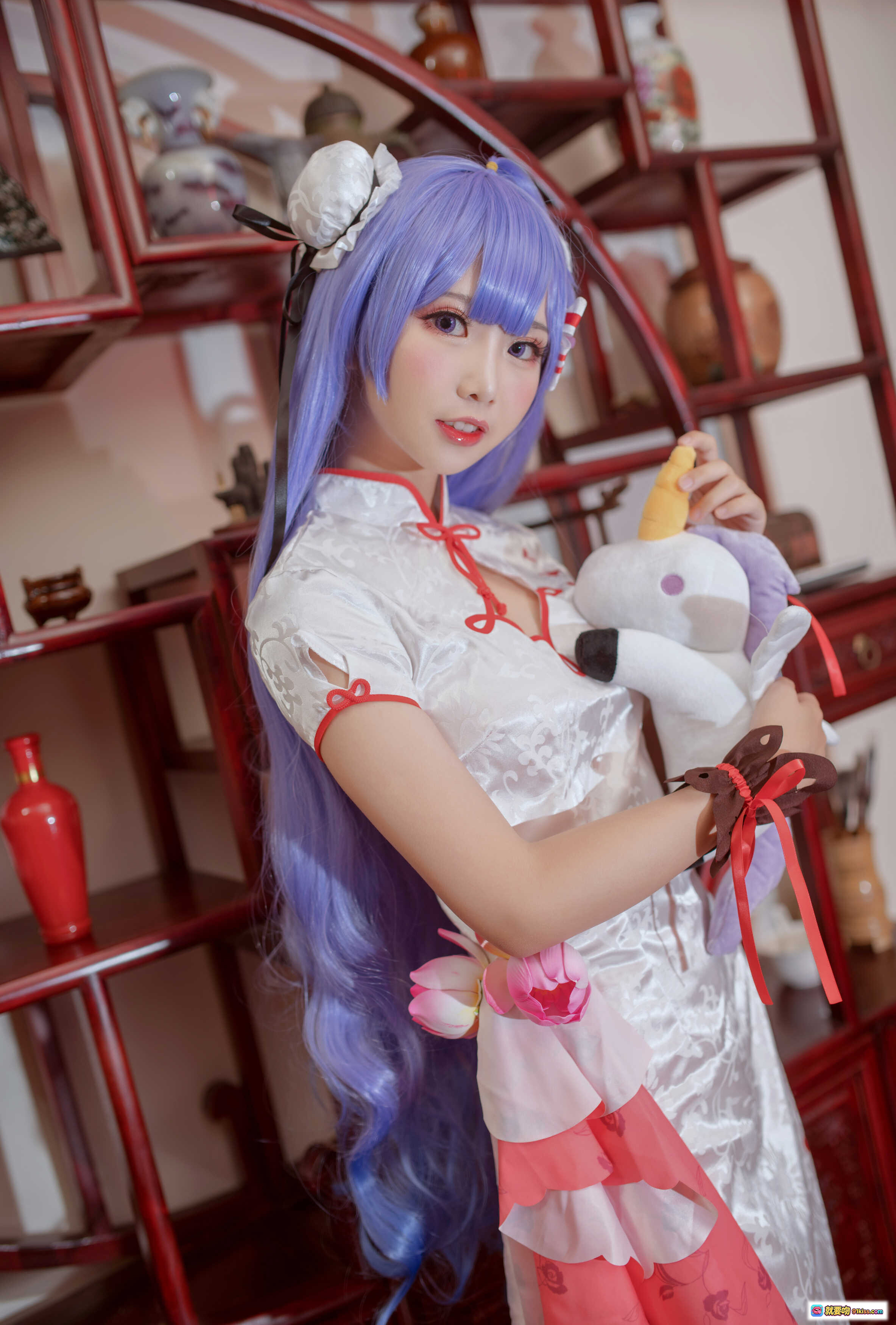 图片[4] - 面饼仙儿NO.020旗袍COS写真｜蓝发少女+中式红白旗袍+独角兽玩偶+中国结流苏+毛绒地毯+古风背景+精致妆容+20P高清图集 - 就要吻