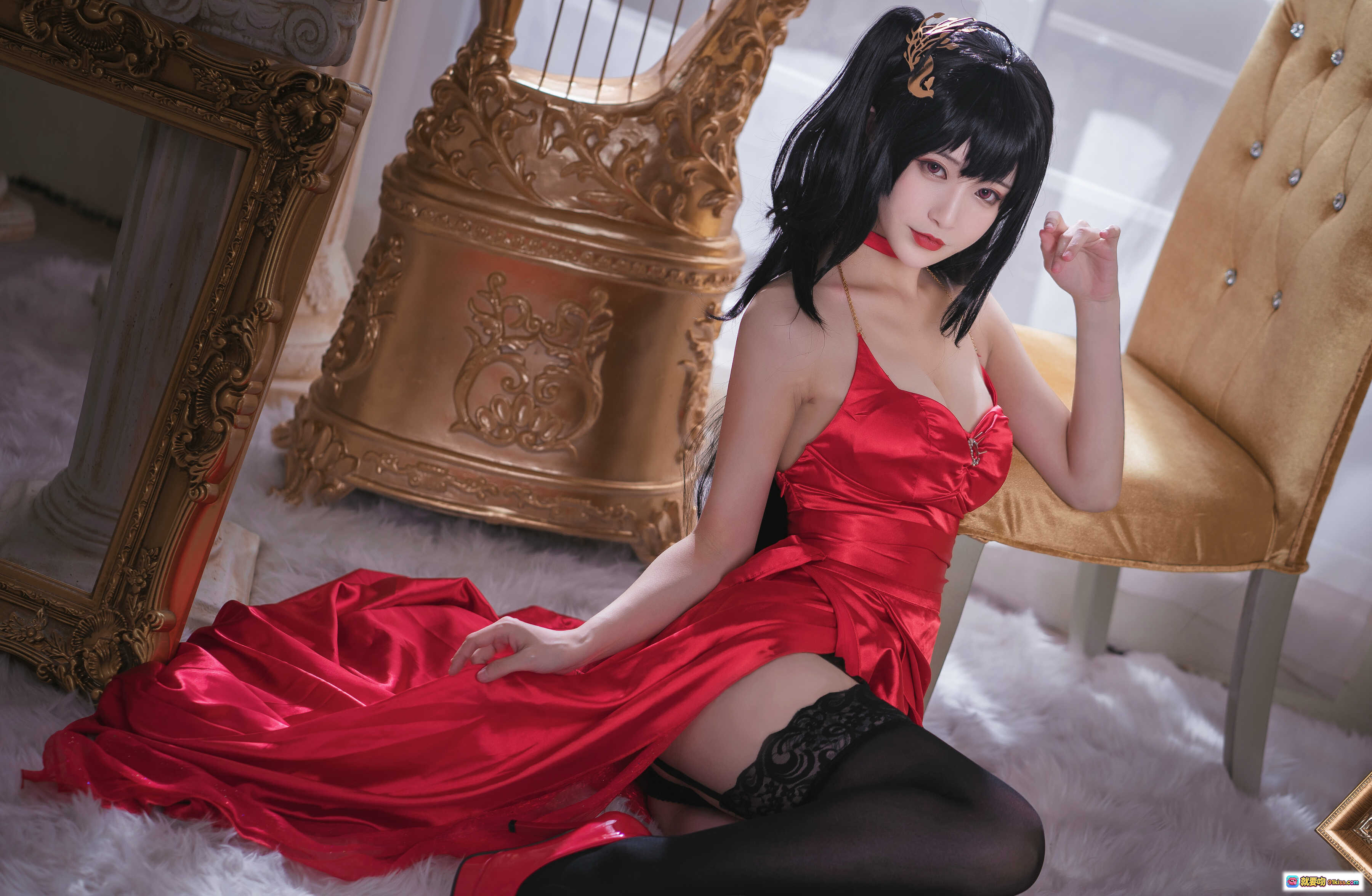 图片[1] - 铁板烧鬼舞w NO.032 毒苹果 Cosplay 红裙黑丝性感写真 26P高清图集 优雅古典室内场景 金色竖琴背景 女神姿态美拍 - 就要吻