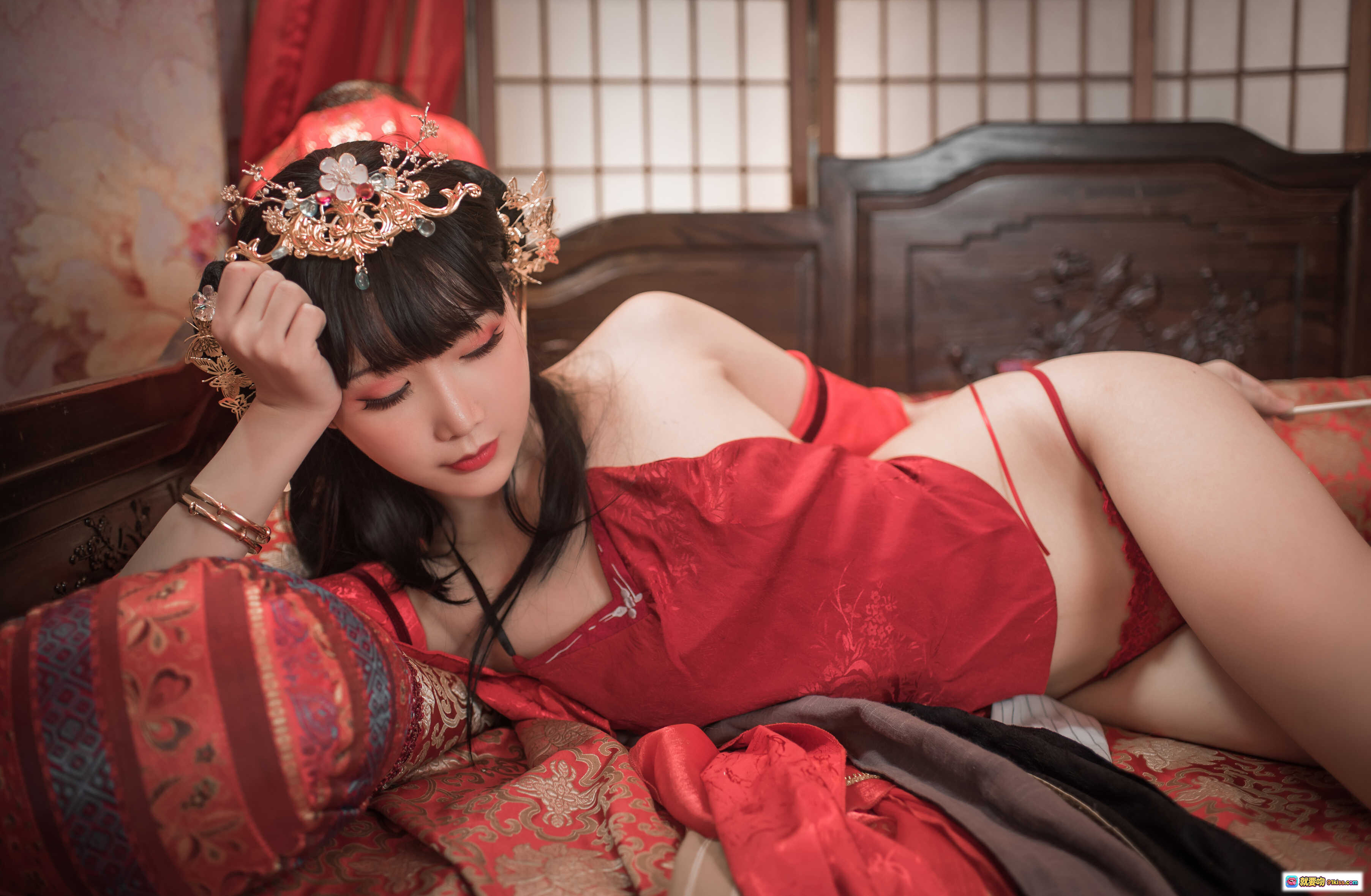 图片[3] - 面饼仙儿NO.078逸仙古风红装写真 40P高清美图 传统中式床榻场景 手持团扇花冠造型 东方古典美人摄影集 - 就要吻