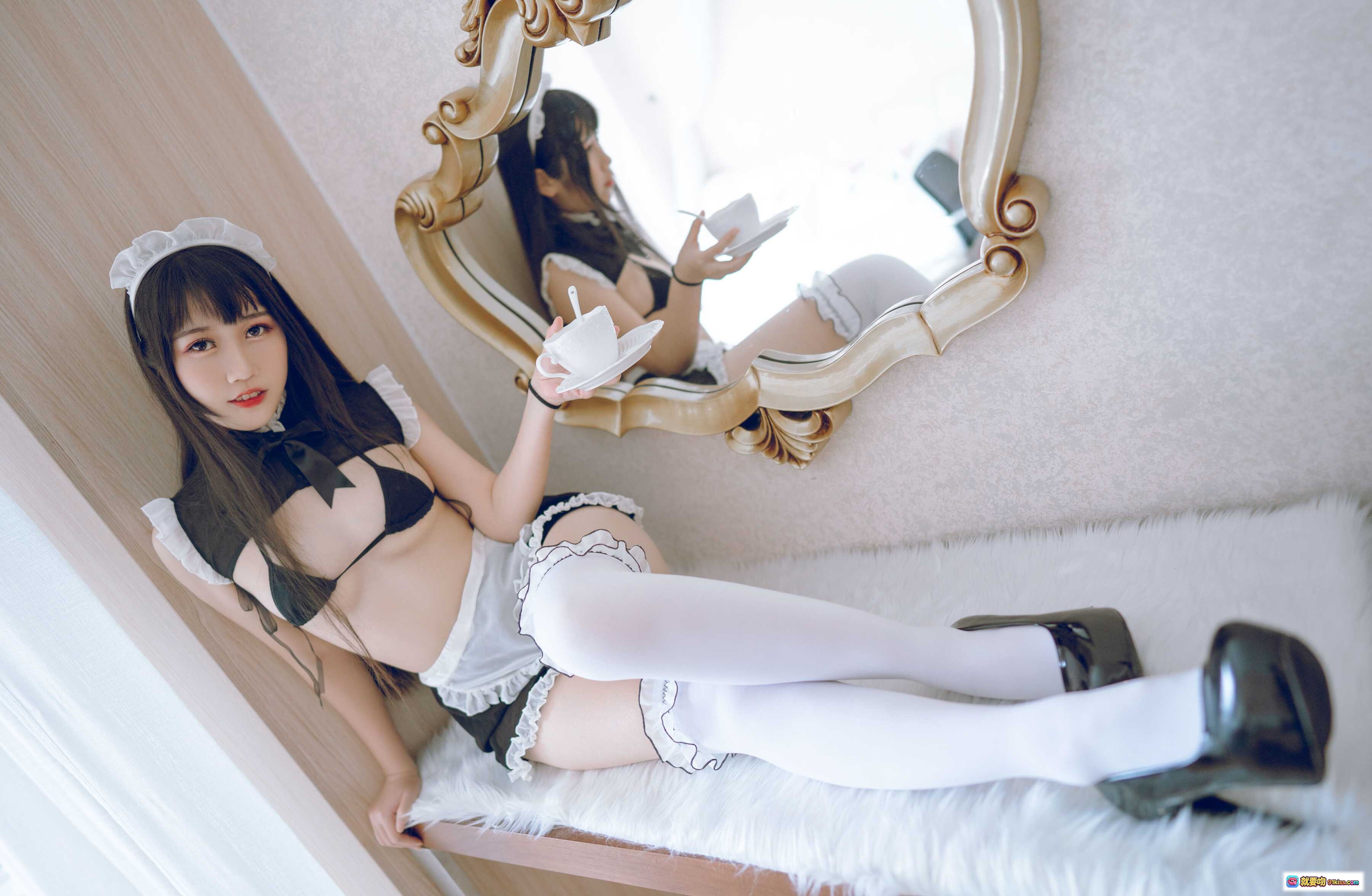 不呆猫女仆装写真NO.009 | 白丝美腿+蕾丝边内衣+复古镜前摆拍 | 71P高清图集 - 就要吻