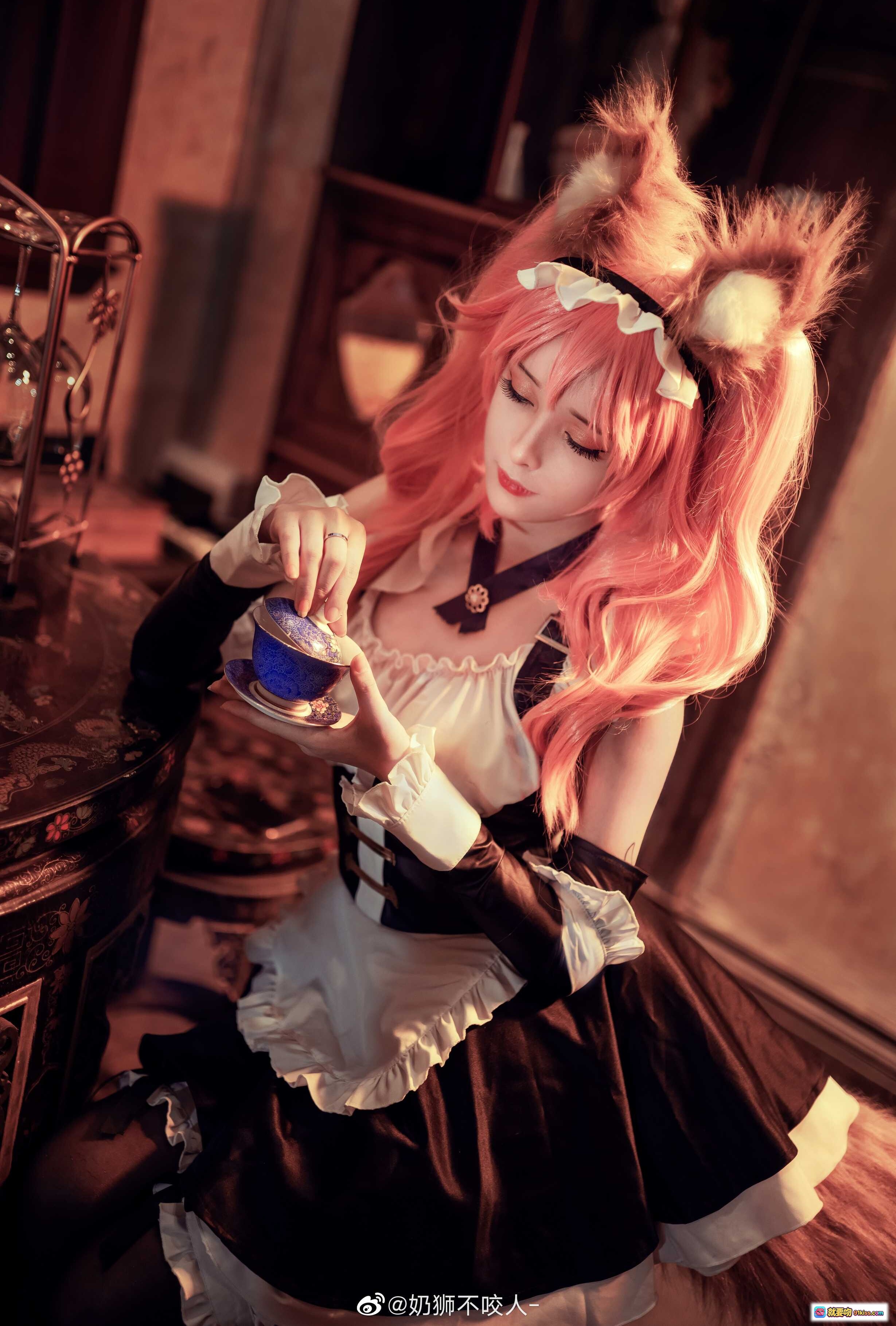 图片[8] - 奶狮不咬人cos玉藻前女仆装粉发狐耳黑丝美腿楼梯写真NO.007 - 就要吻
