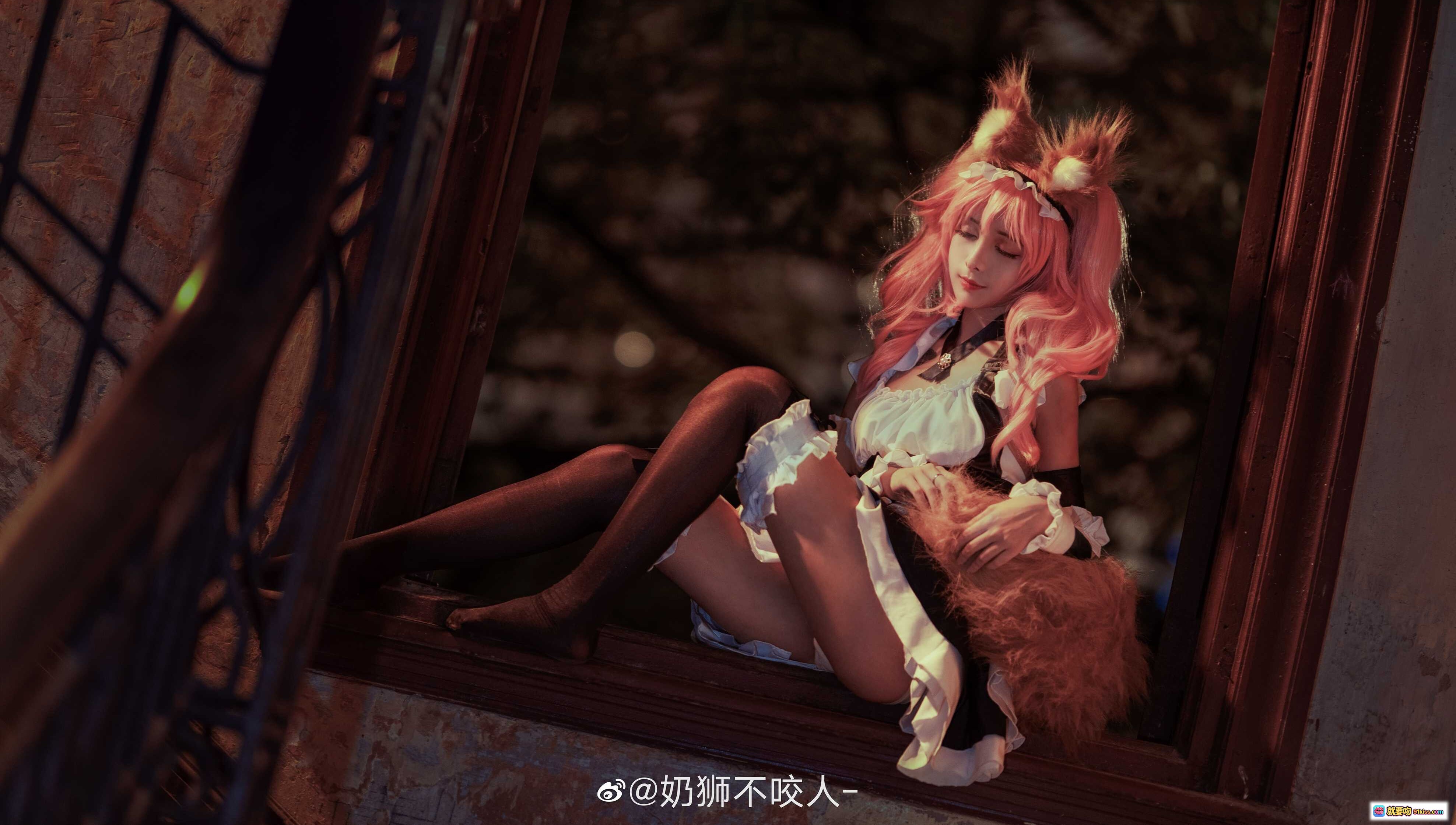 图片[3] - 奶狮不咬人cos玉藻前女仆装粉发狐耳黑丝美腿楼梯写真NO.007 - 就要吻