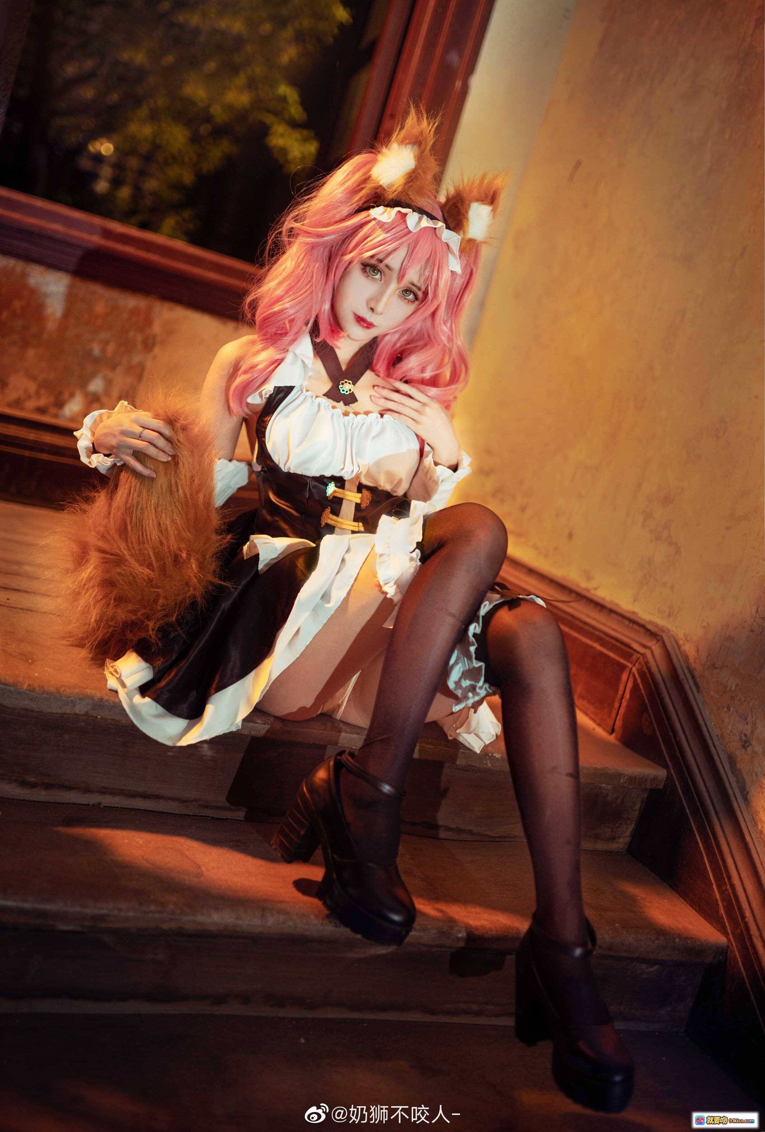 图片[10] - 奶狮不咬人cos玉藻前女仆装粉发狐耳黑丝美腿楼梯写真NO.007 - 就要吻