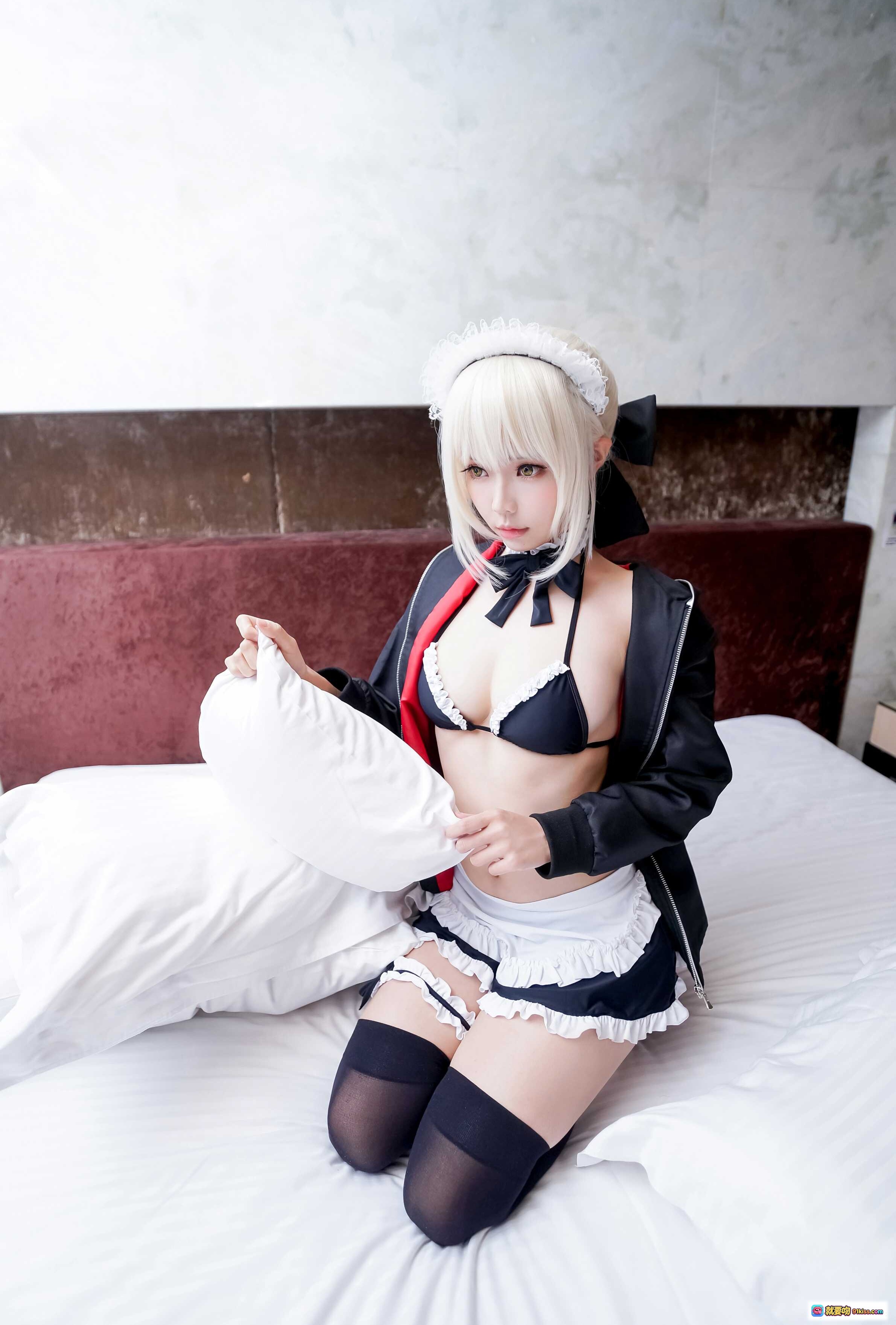 图片[2] - ElyEE子NO.036女仆装Cosplay写真｜黑丝高跟枪械造型｜性感甜美反差萌｜室内场景高清美图 - 就要吻