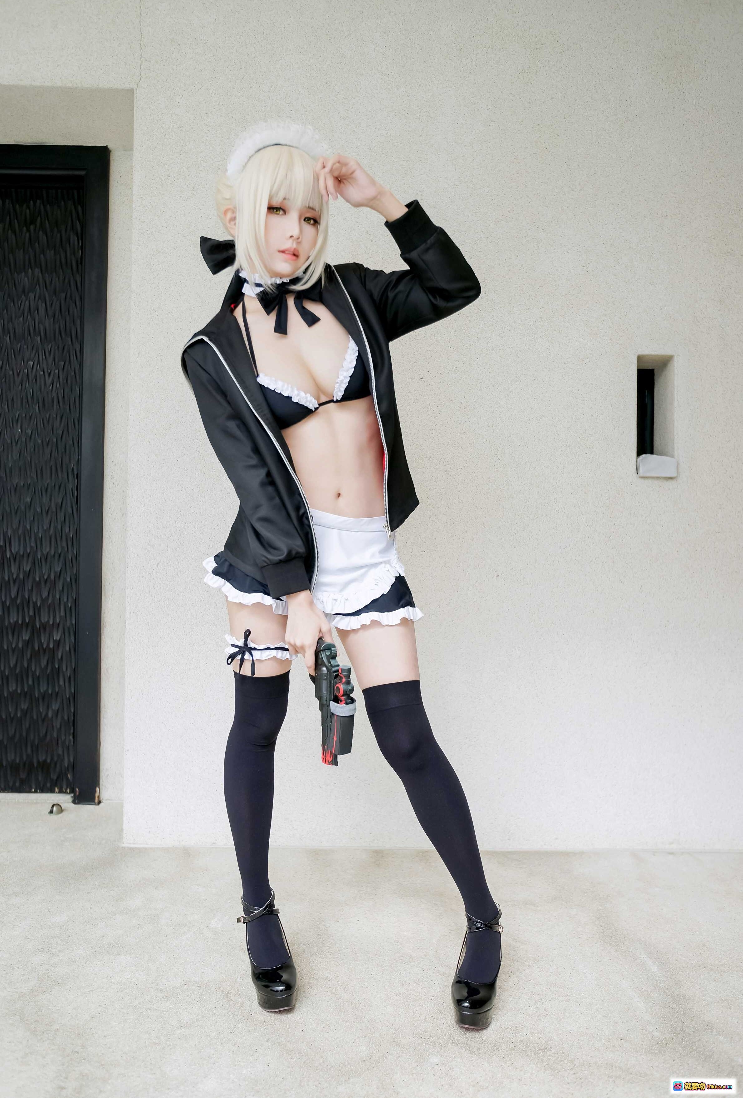 ElyEE子NO.036女仆装Cosplay写真｜黑丝高跟枪械造型｜性感甜美反差萌｜室内场景高清美图 - 就要吻
