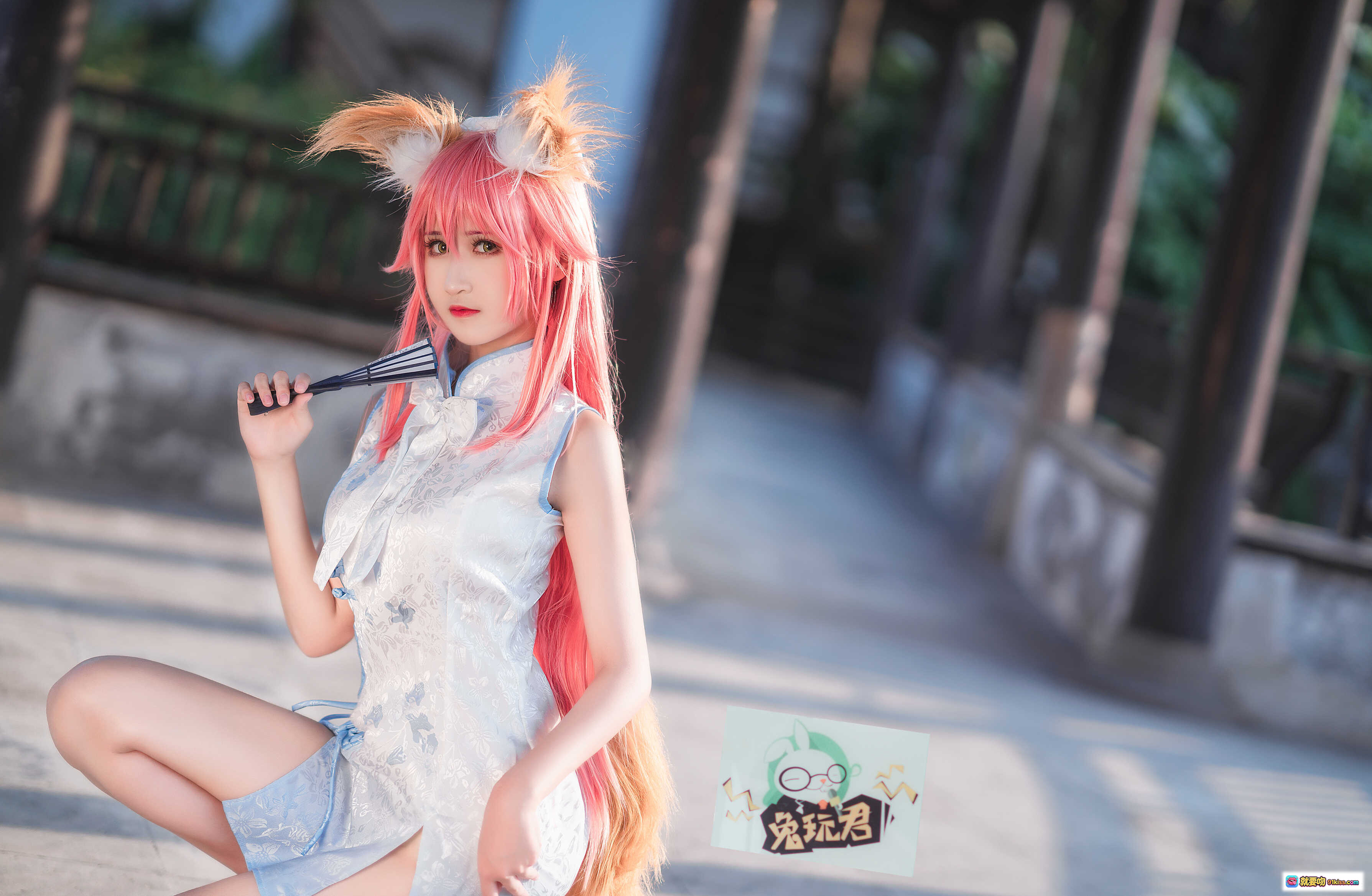 图片[1] - 三度_69 NO.040 旗袍玉藻前Cosplay 粉发狐耳美少女 持扇蹲姿古风写真 41P高清图集 - 就要吻