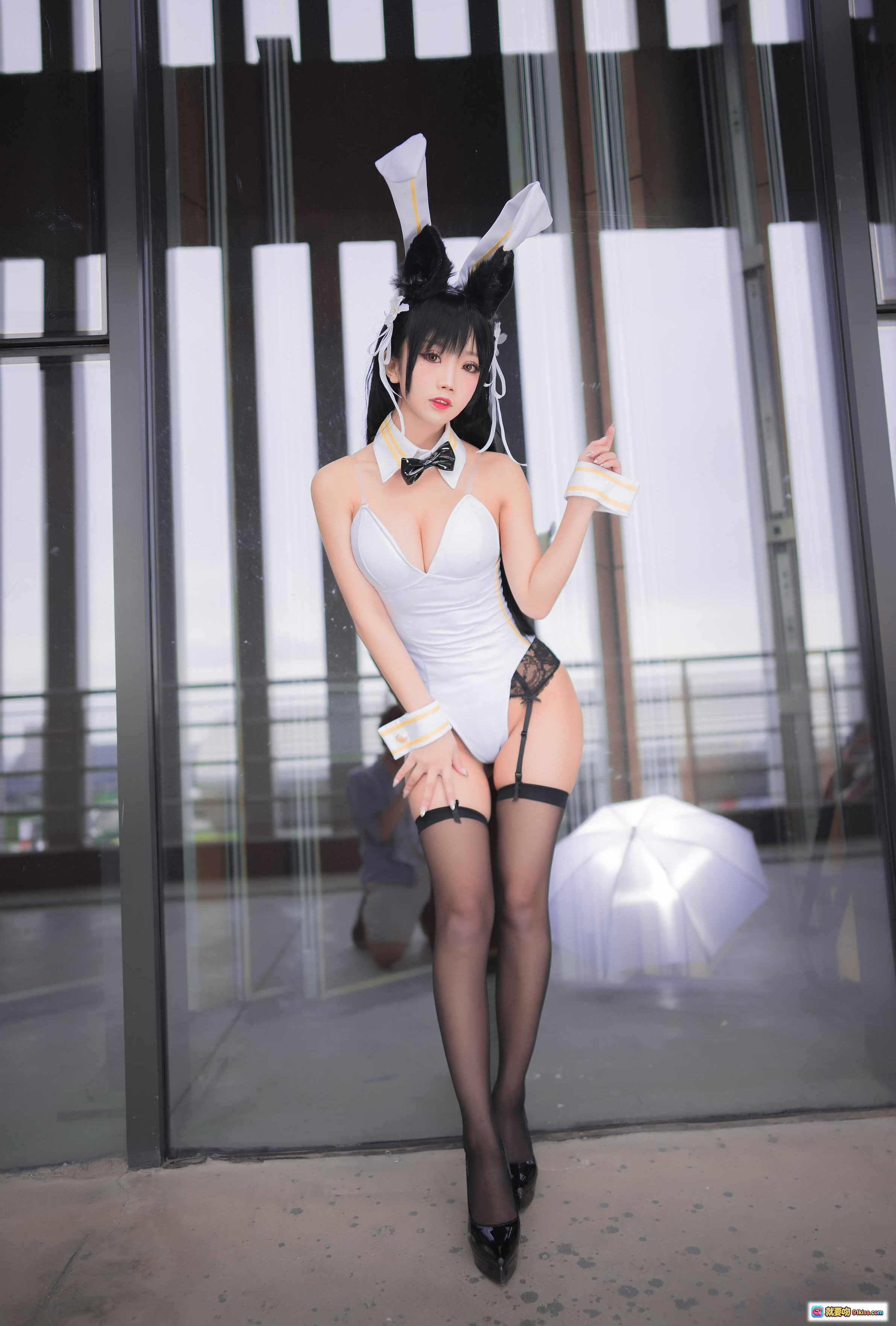 图片[9] - 鬼畜瑶NO.008爱大狗同人兔女郎COS写真 白色紧身衣黑蕾丝吊袜黑丝美腿跪姿性感造型 - 就要吻