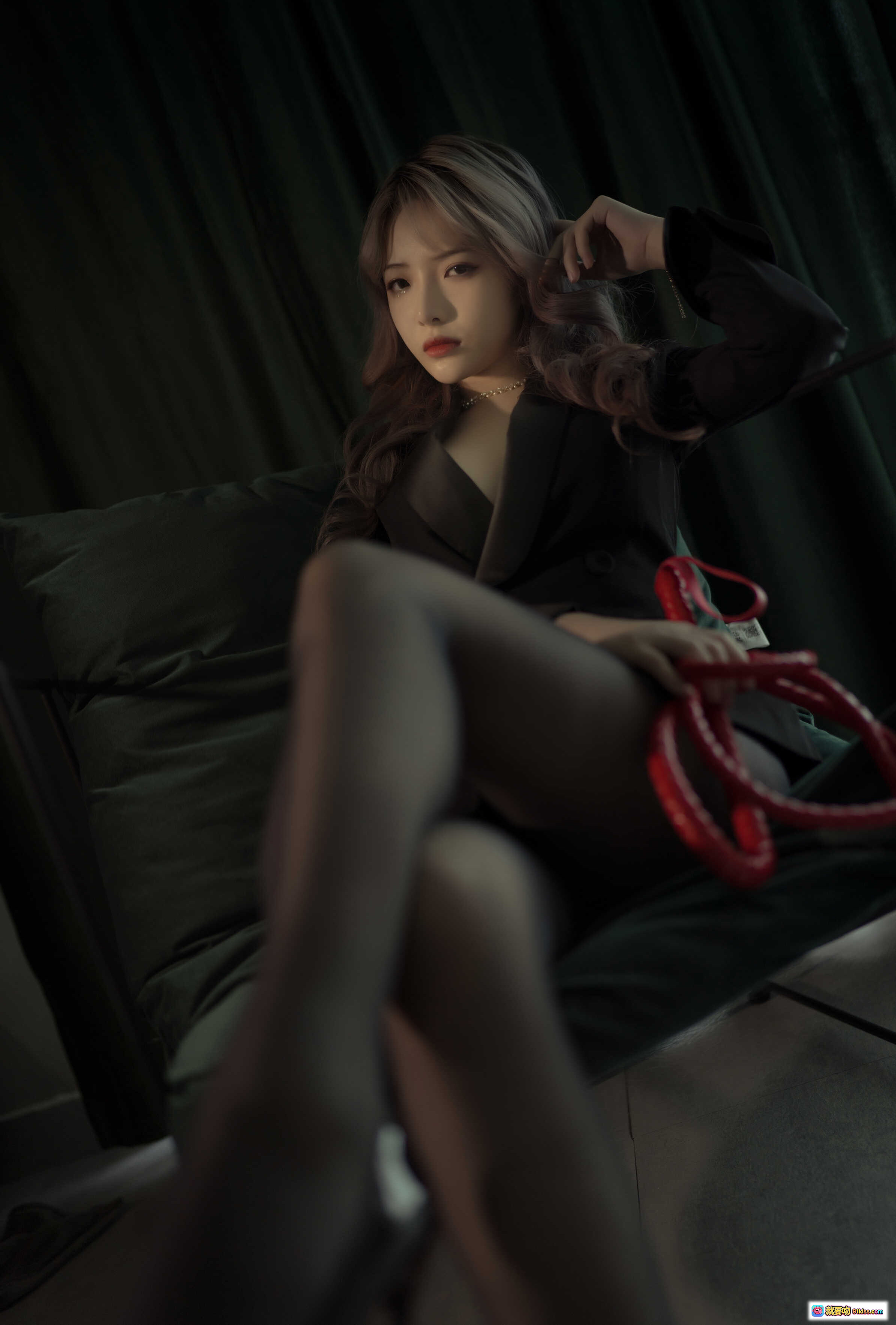图片[7] - 雯妹不讲道理NO.057 10月自拍西装写真 黑色深V西装裙 红色高跟鞋 烟雾氛围感 25P高清图集 - 就要吻