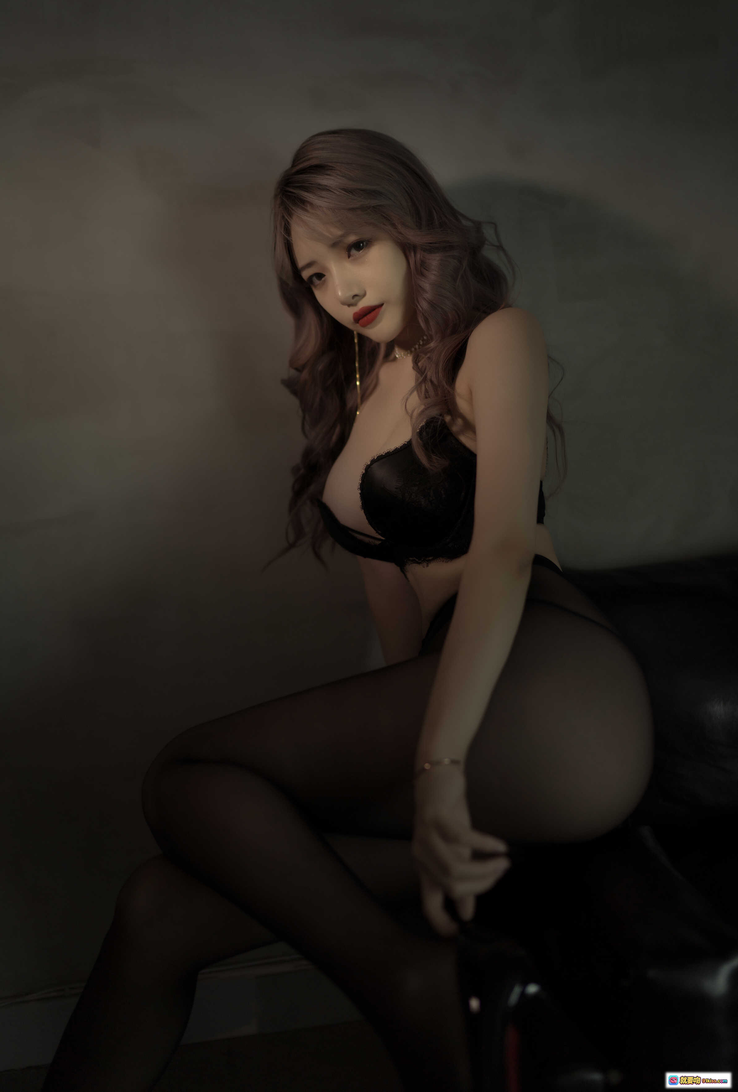 图片[8] - 雯妹不讲道理NO.057 10月自拍西装写真 黑色深V西装裙 红色高跟鞋 烟雾氛围感 25P高清图集 - 就要吻