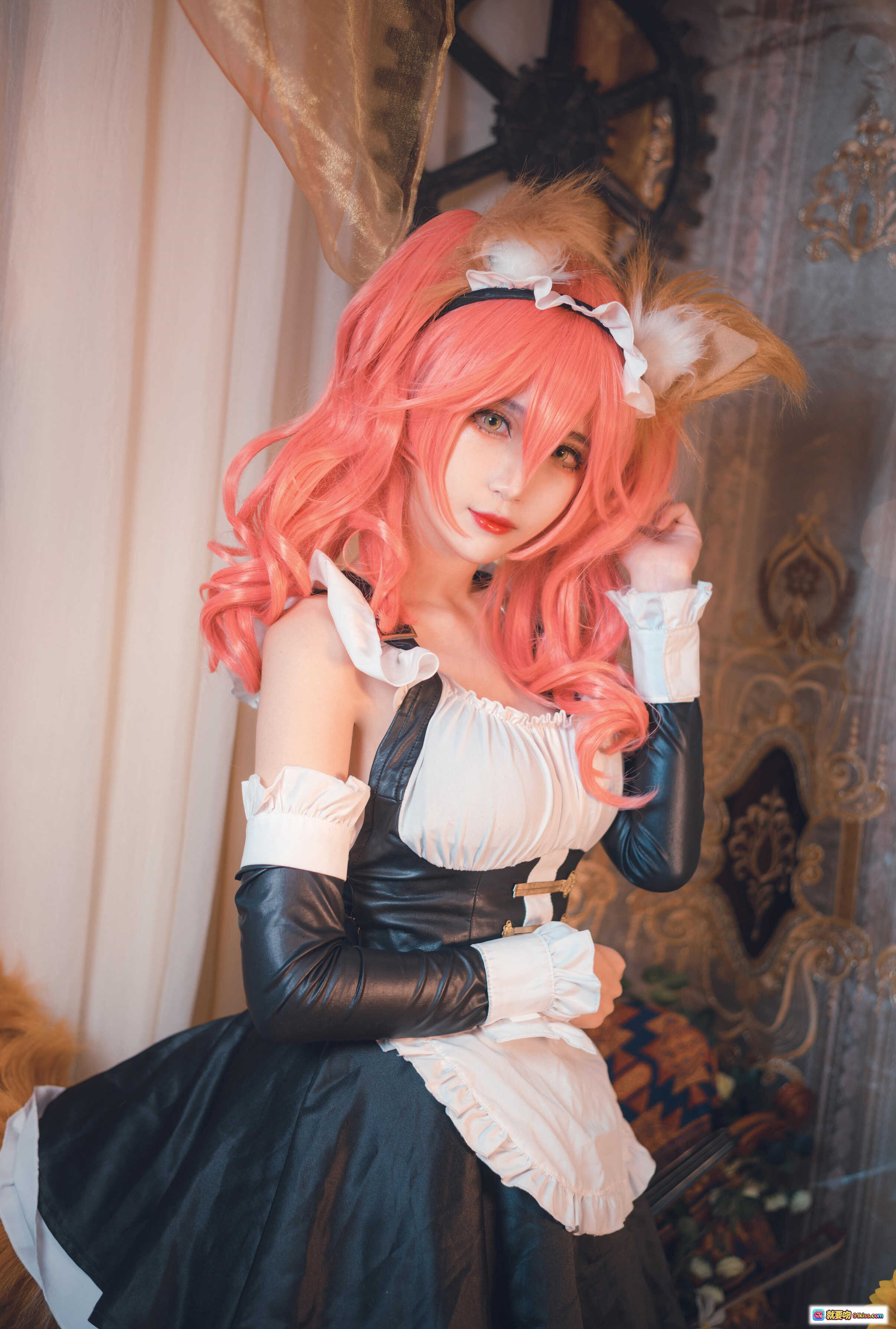 图片[2] - 妖君白研COS玉藻前女仆装｜Fate/Grand Order经典角色｜粉色长发猫耳女仆裙｜精致洛丽塔风格写真 - 就要吻