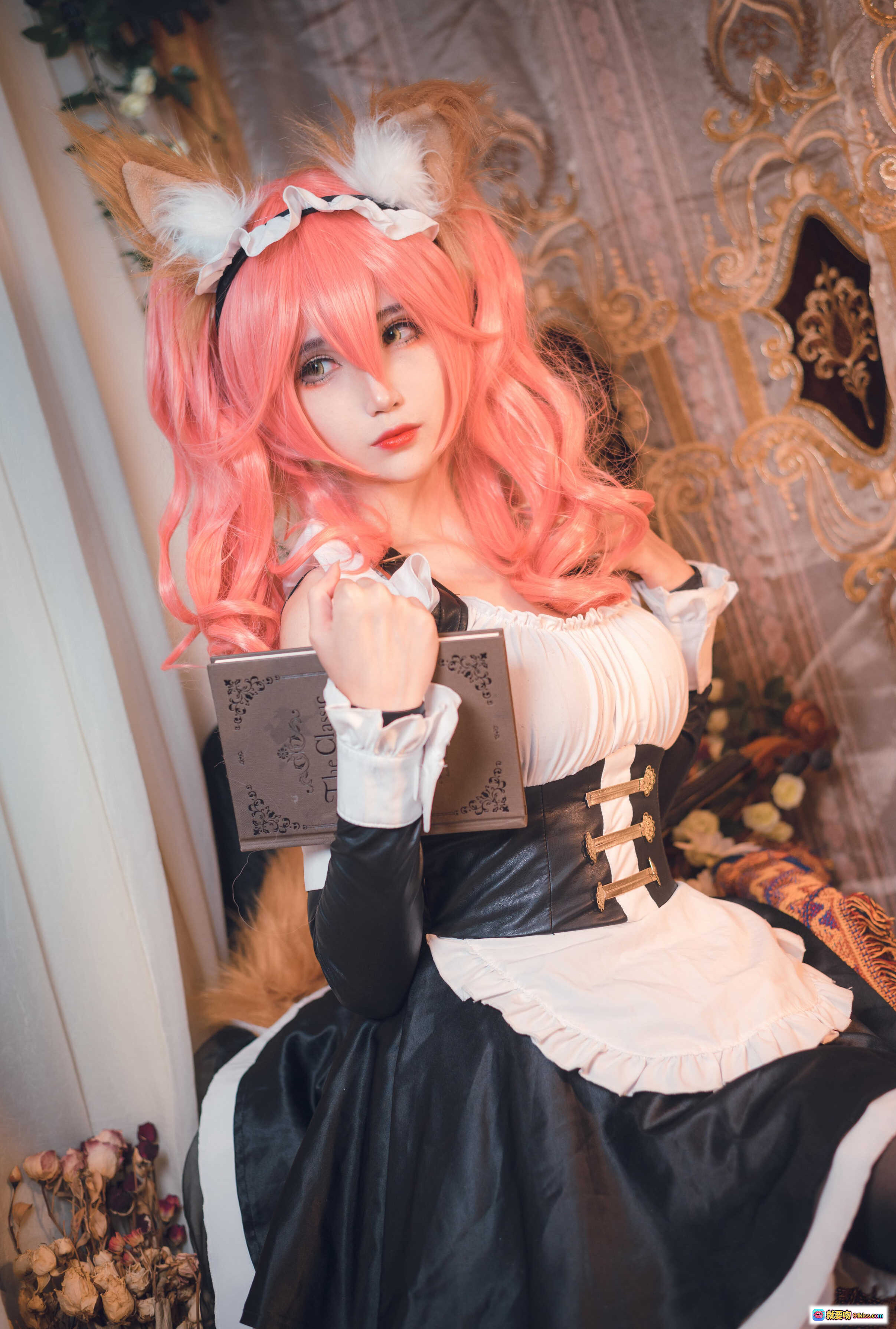 图片[3] - 妖君白研COS玉藻前女仆装｜Fate/Grand Order经典角色｜粉色长发猫耳女仆裙｜精致洛丽塔风格写真 - 就要吻
