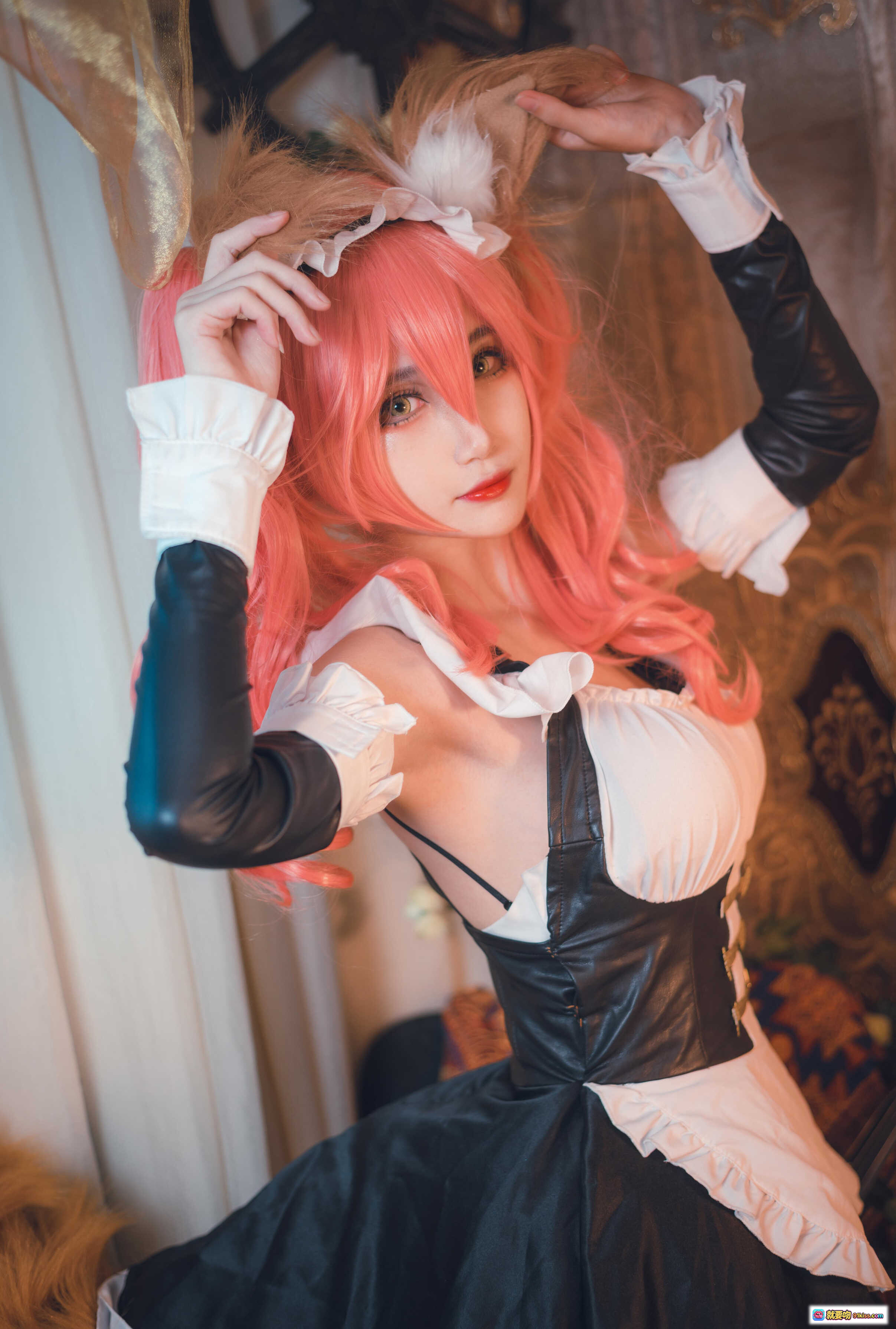 图片[4] - 妖君白研COS玉藻前女仆装｜Fate/Grand Order经典角色｜粉色长发猫耳女仆裙｜精致洛丽塔风格写真 - 就要吻