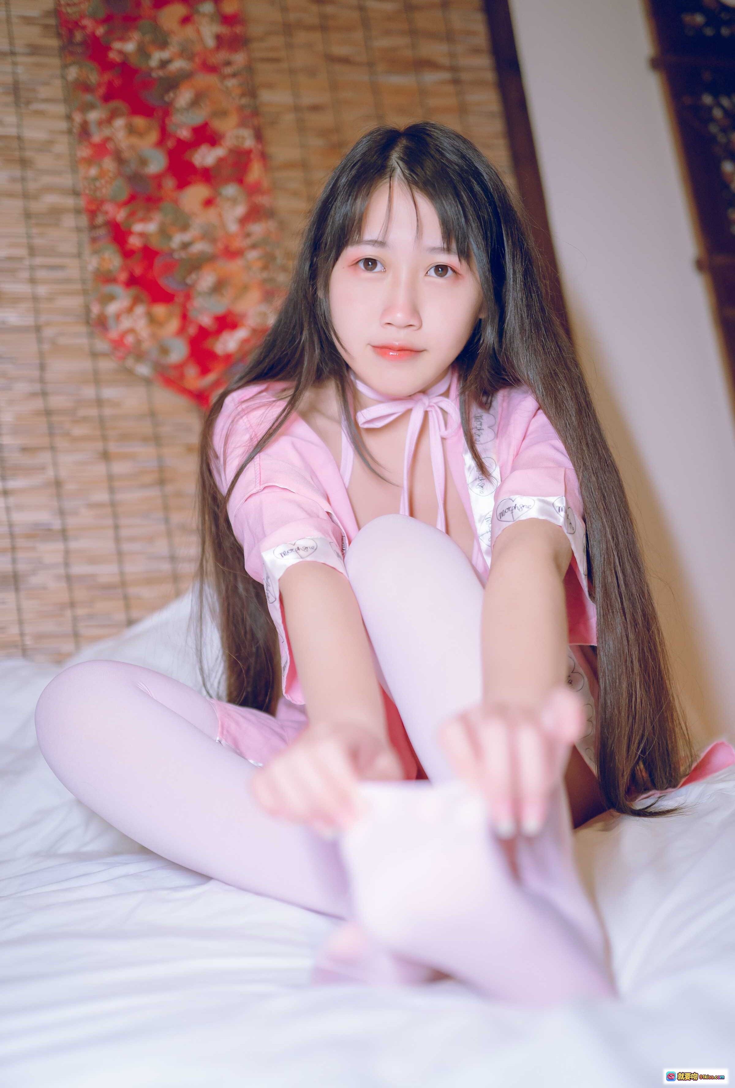 图片[7] - 不呆猫粉红睡衣写真｜甜美少女风｜蕾丝边内衣搭配｜白色长筒袜｜居家床拍私房照 - 就要吻