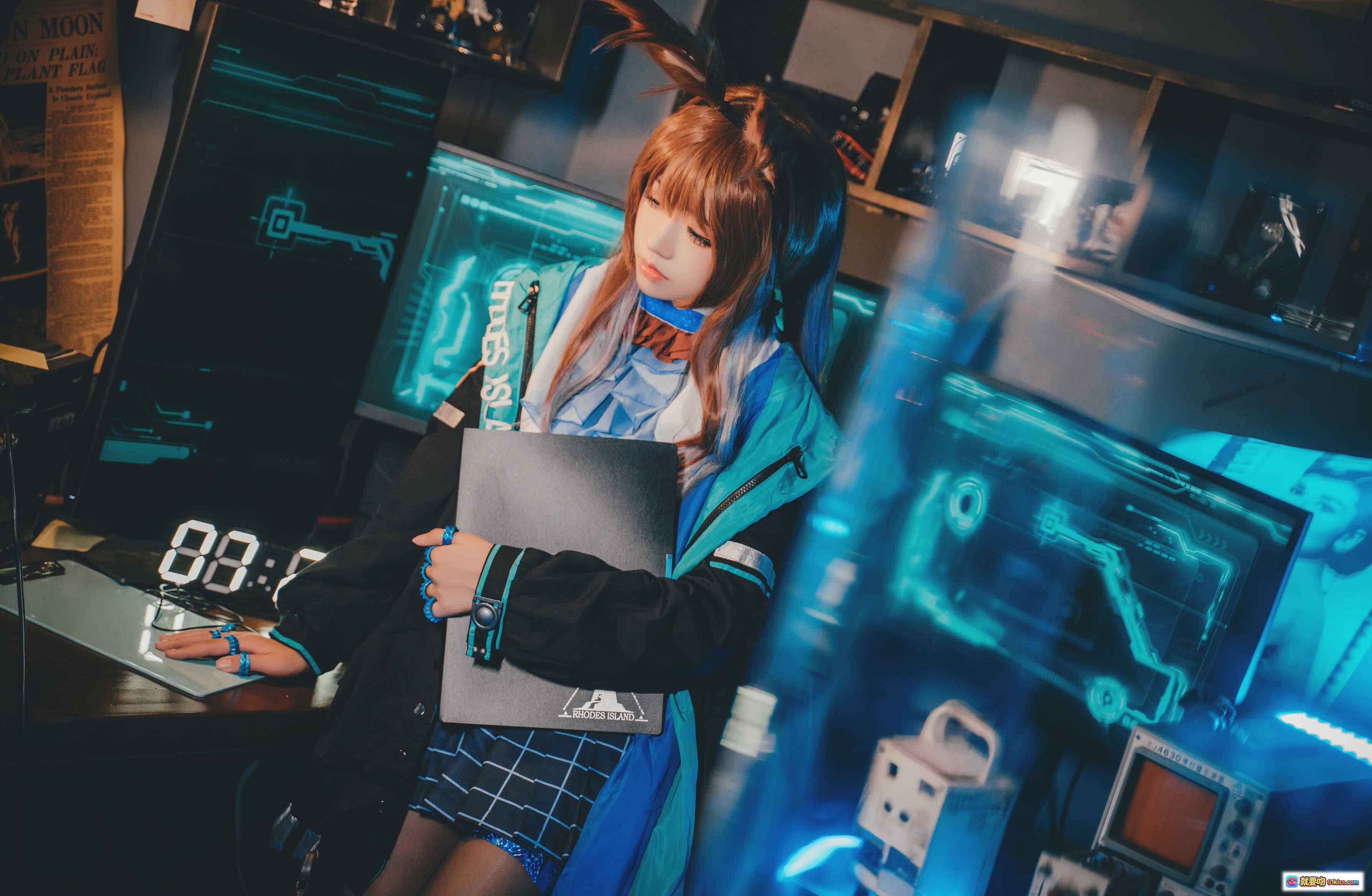 图片[6] - 猫君君_MaoJun NO.012 明日方舟阿米娅Cosplay写真 52P高清美图 蓝格短裙黑丝 thighhigh 电竞风场景 氛围灯光特写 - 就要吻