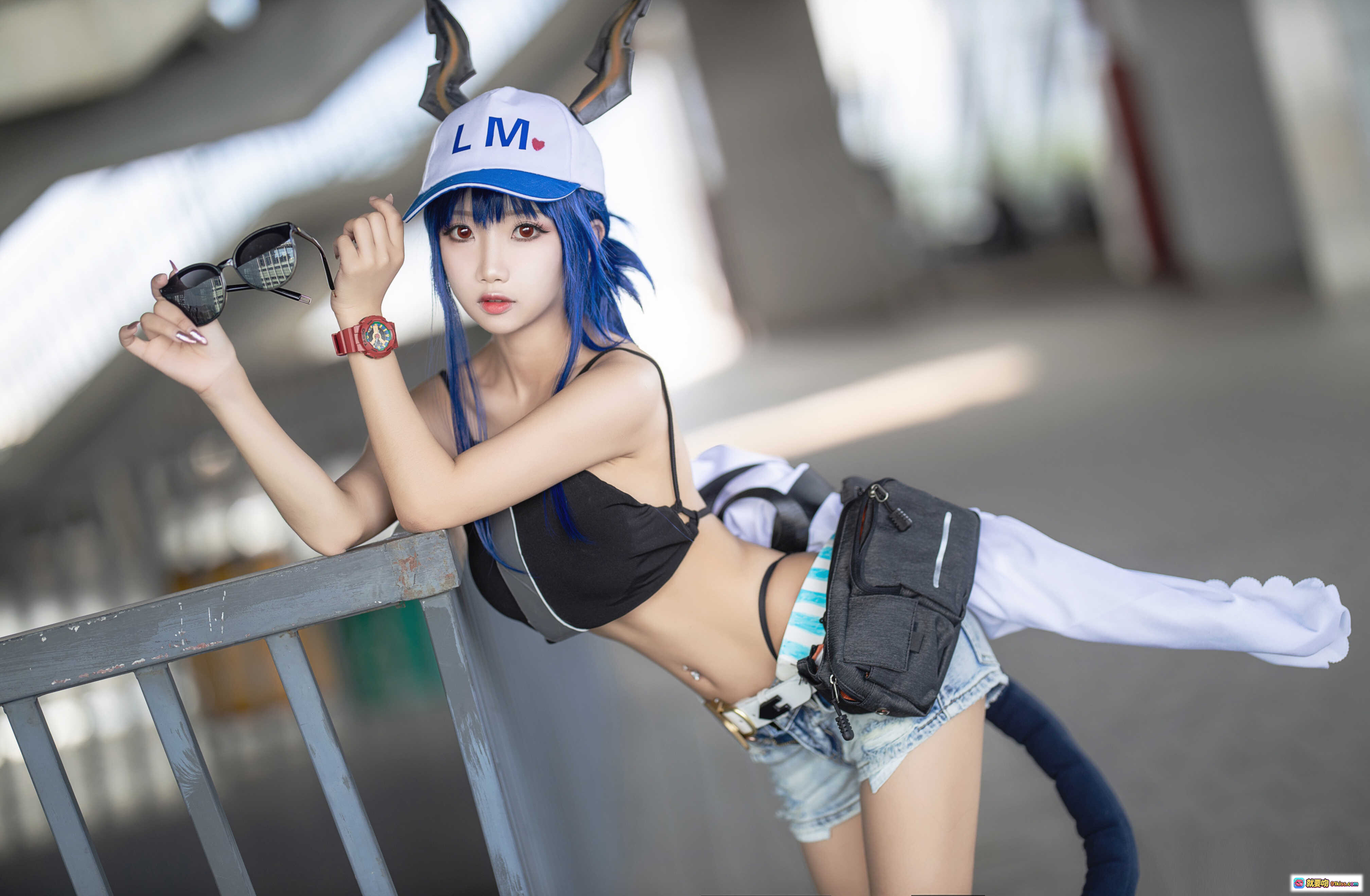 图片[2] - 鬼畜瑶NO.022女游客C cosplay蓝发少女LM帽牛仔短裤性感写真13P57MB - 就要吻