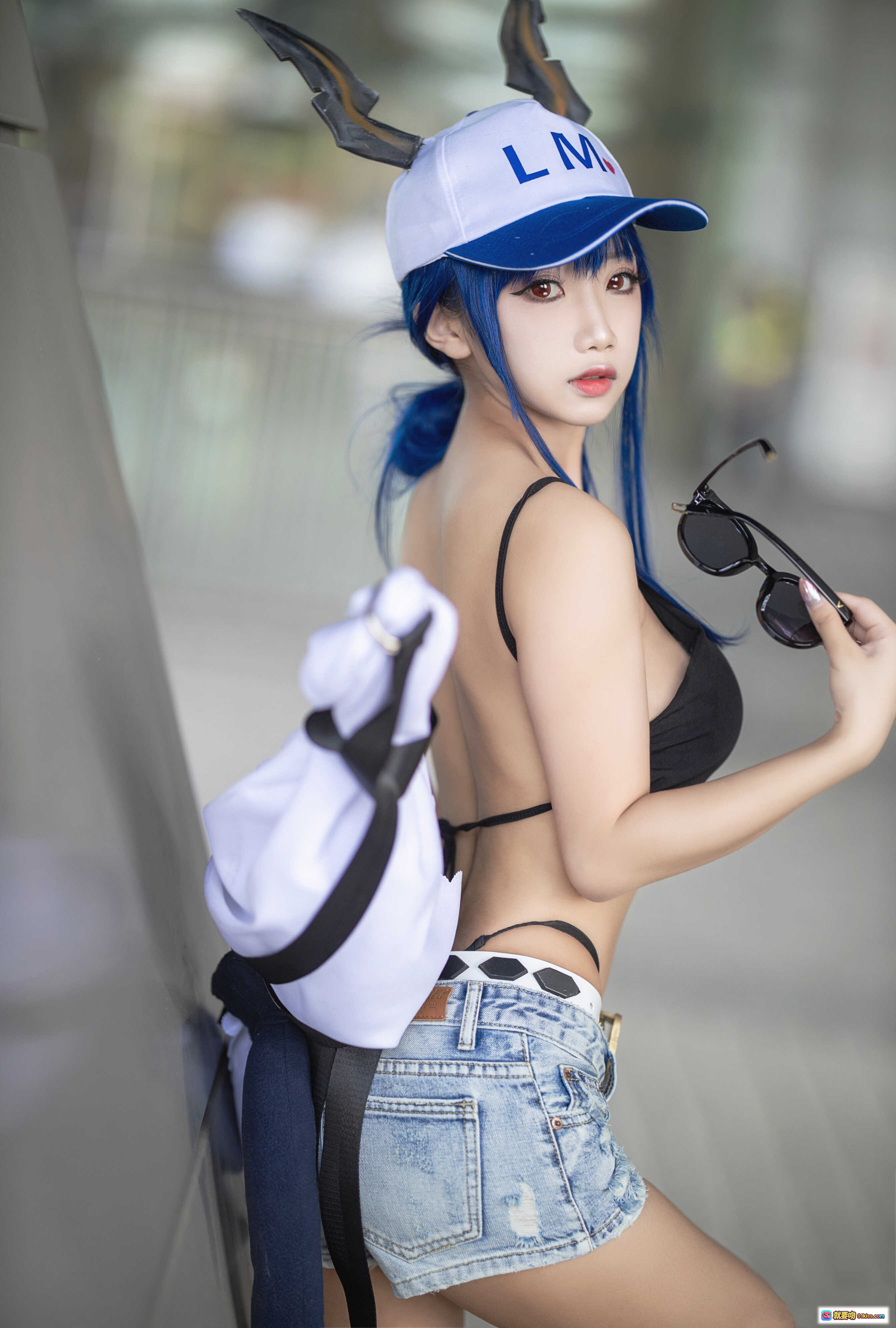 图片[10] - 鬼畜瑶NO.022女游客C cosplay蓝发少女LM帽牛仔短裤性感写真13P57MB - 就要吻