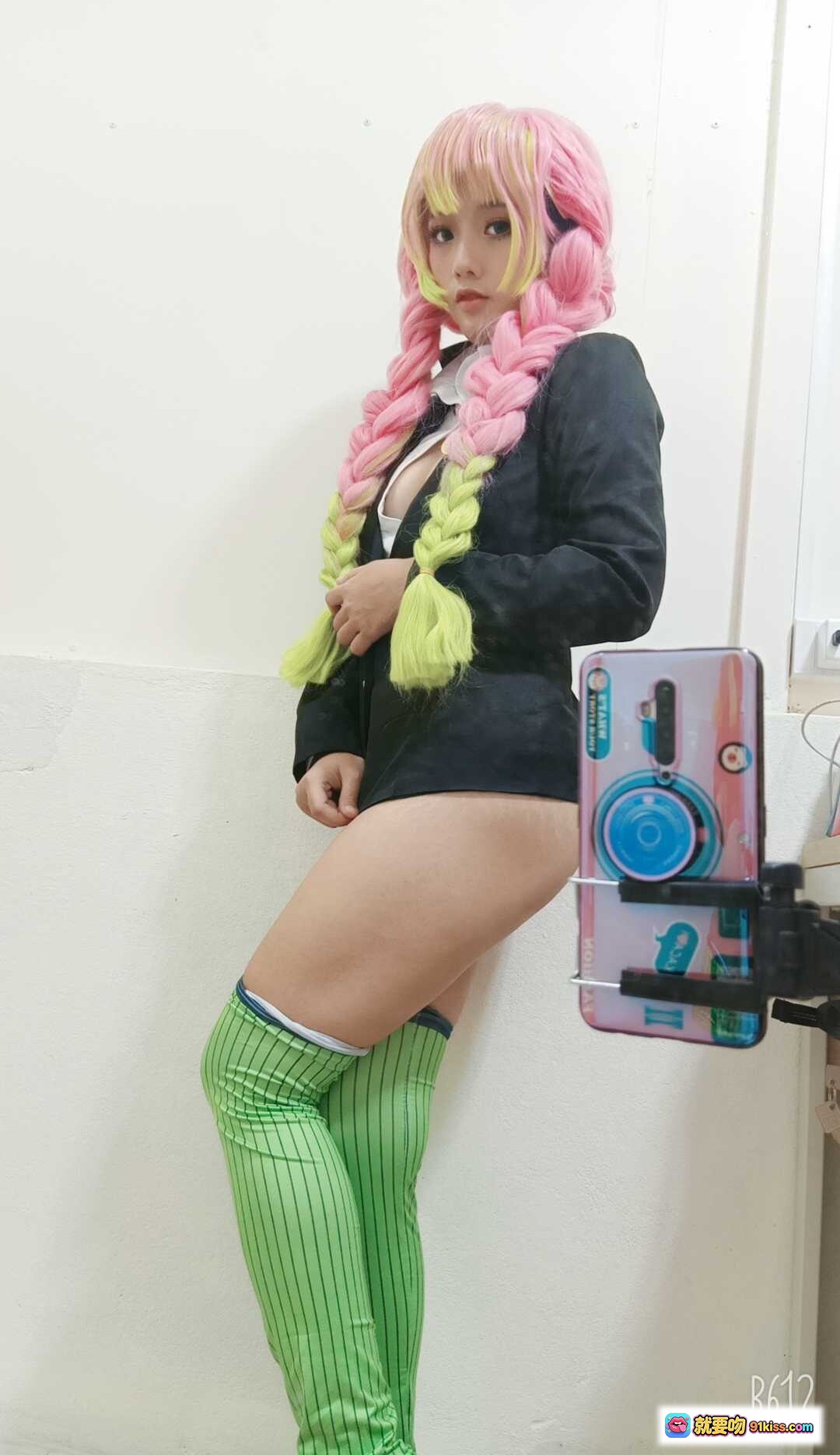 图片[9] - Messie Huang Cosplay 甘露寺蜜璃 粉黄双马尾 低胸校服造型 精致妆容 20P写真集 - 就要吻