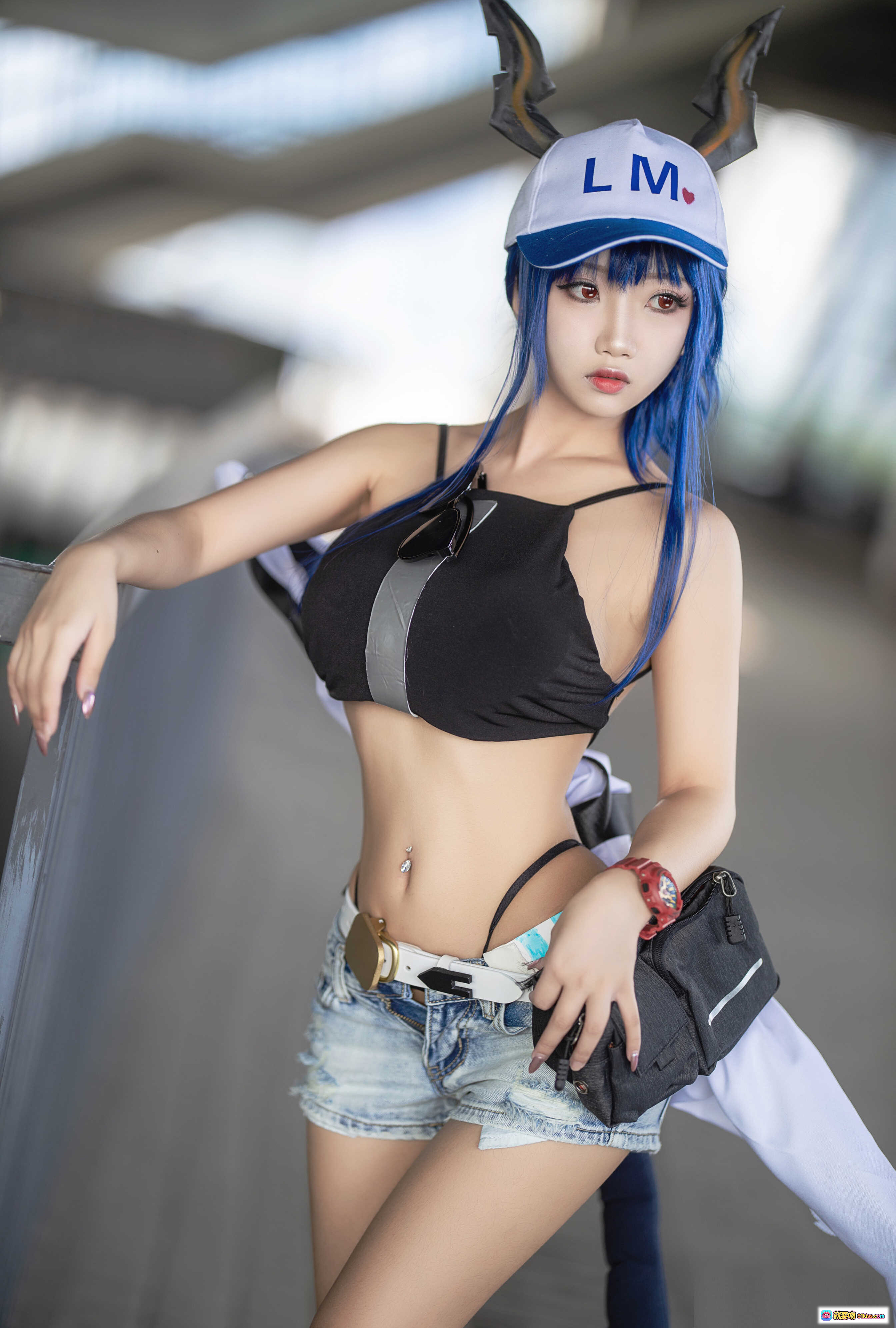 鬼畜瑶NO.022女游客C cosplay蓝发少女LM帽牛仔短裤性感写真13P57MB - 就要吻