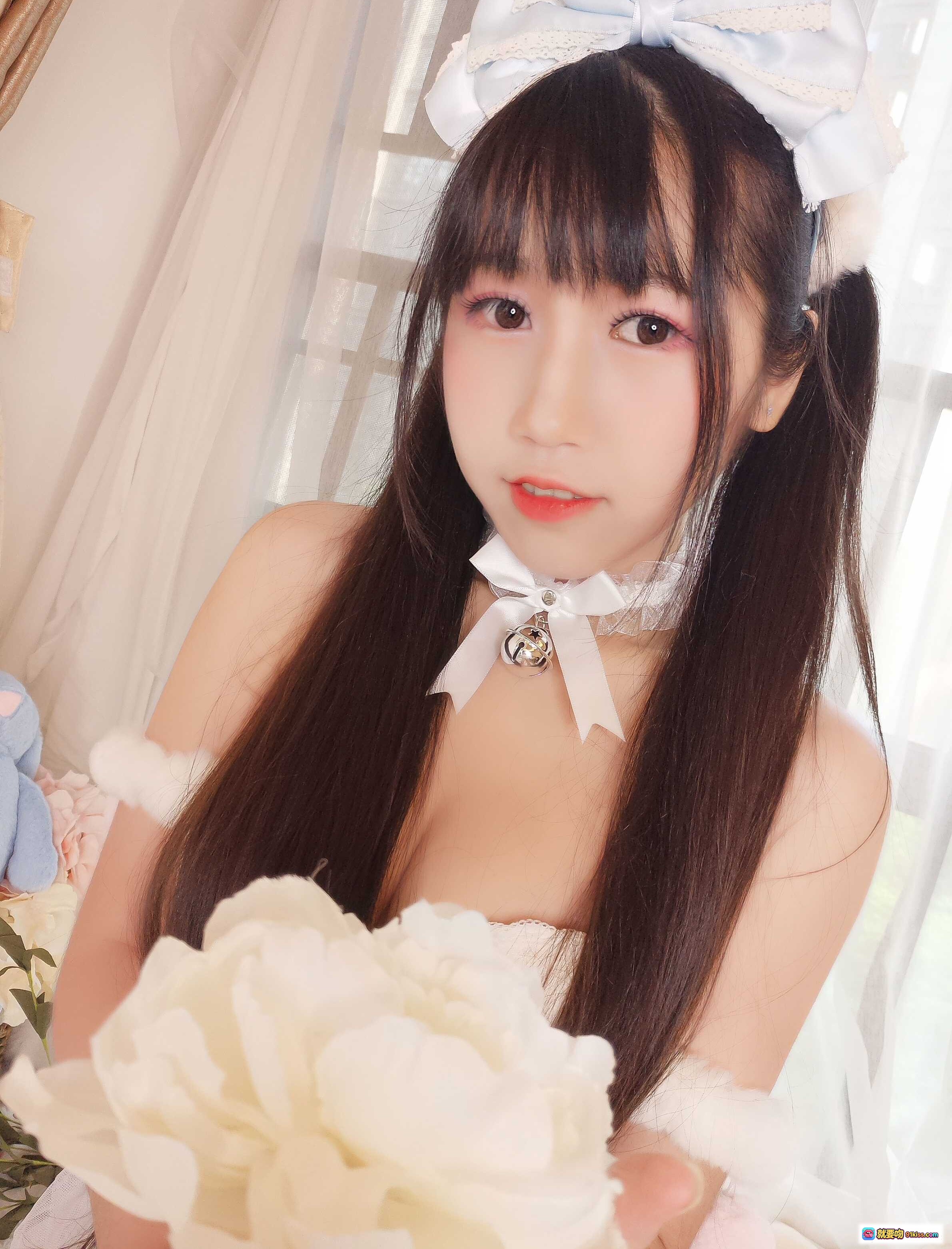 图片[8] - 不呆猫自拍写真｜甜美少女风蕾丝内衣+白玫瑰花束+兔耳发饰+蕾丝吊带袜｜清新卧室私房照 - 就要吻