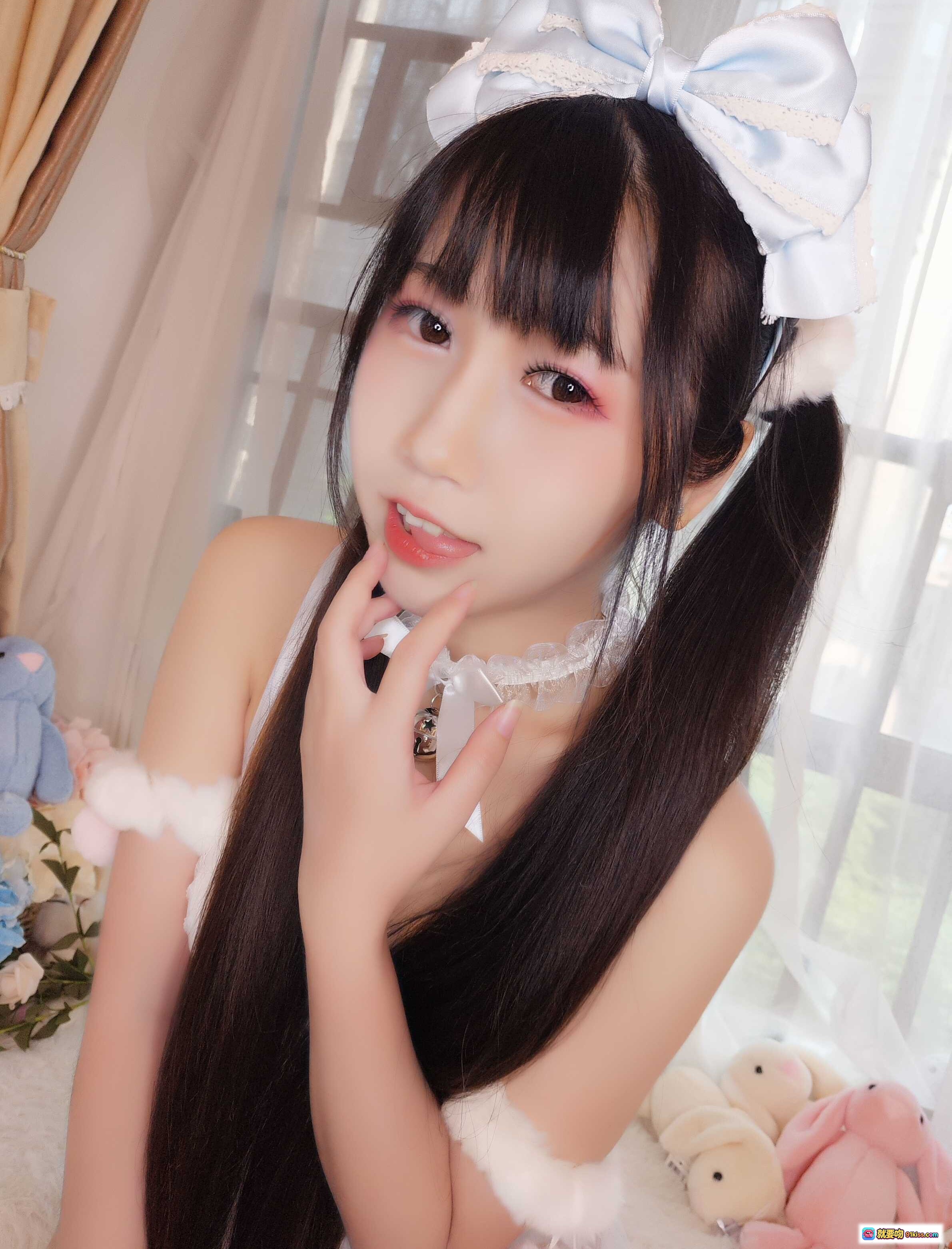 图片[6] - 不呆猫自拍写真｜甜美少女风蕾丝内衣+白玫瑰花束+兔耳发饰+蕾丝吊带袜｜清新卧室私房照 - 就要吻