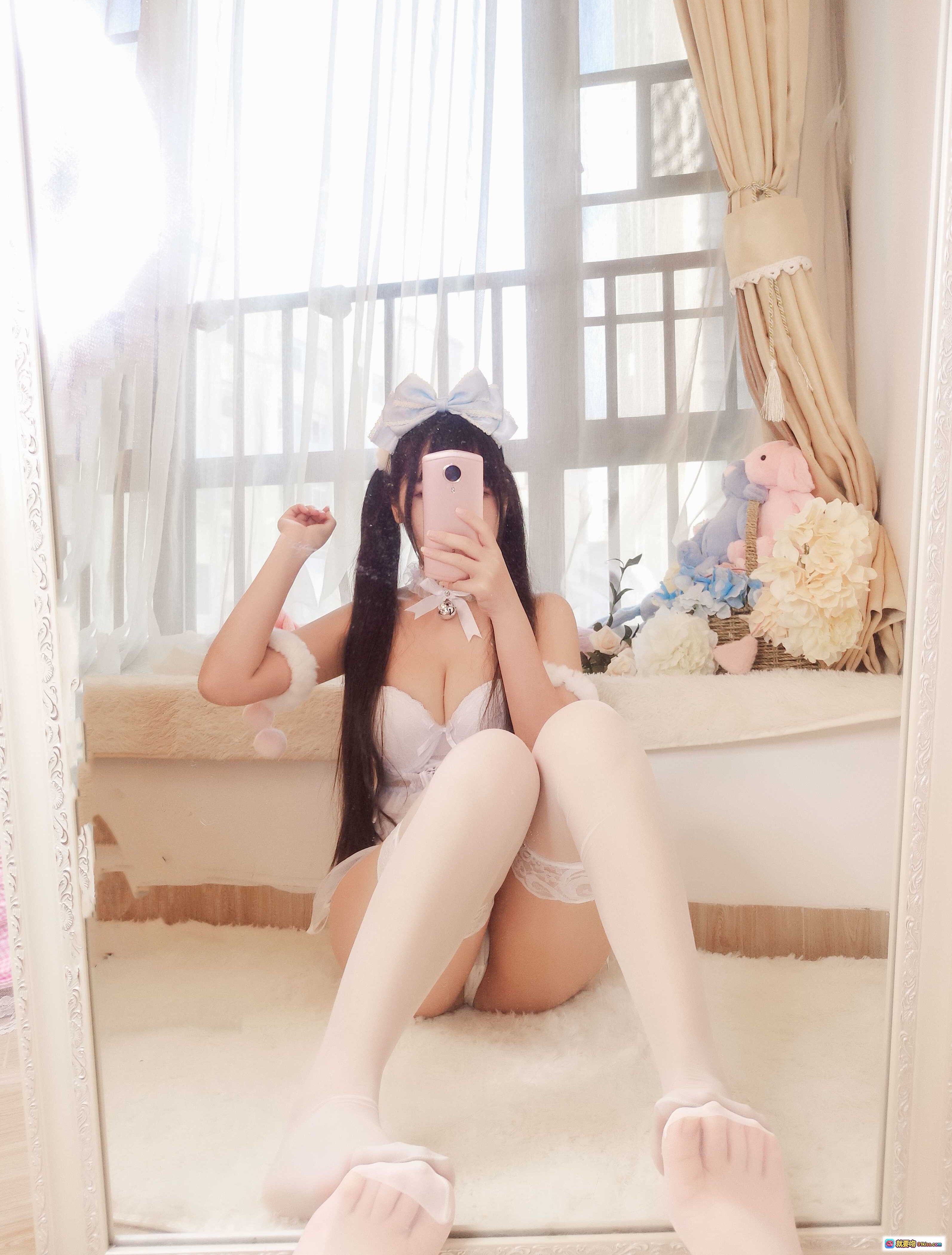 图片[9] - 不呆猫自拍写真｜甜美少女风蕾丝内衣+白玫瑰花束+兔耳发饰+蕾丝吊带袜｜清新卧室私房照 - 就要吻