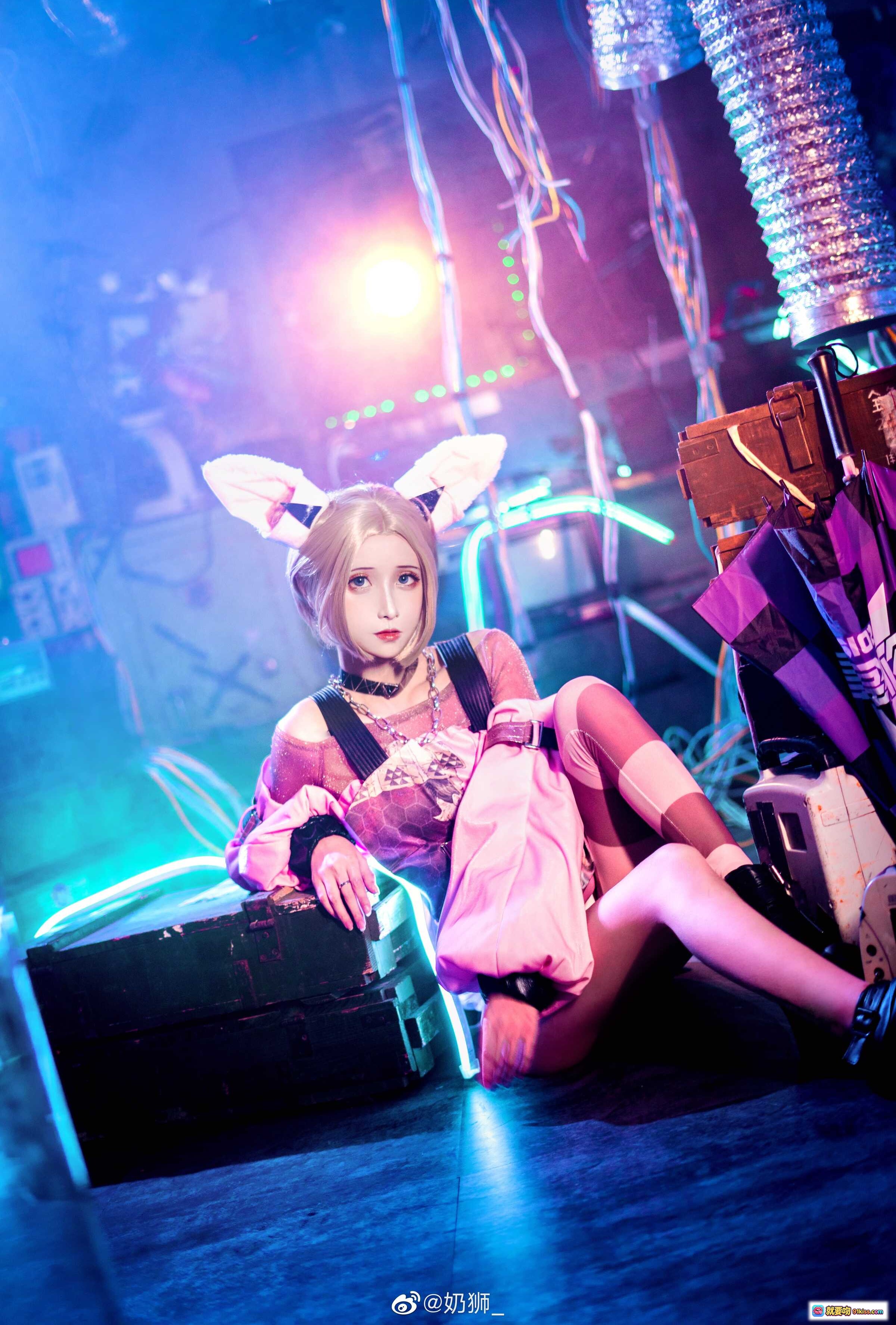 图片[9] - 奶狮不咬人公孙离COS写真｜粉色兔耳少女赛博朋克风造型｜霓虹灯光科技感背景｜精致妆容丝袜美腿｜NO.004高清9P图集 - 就要吻