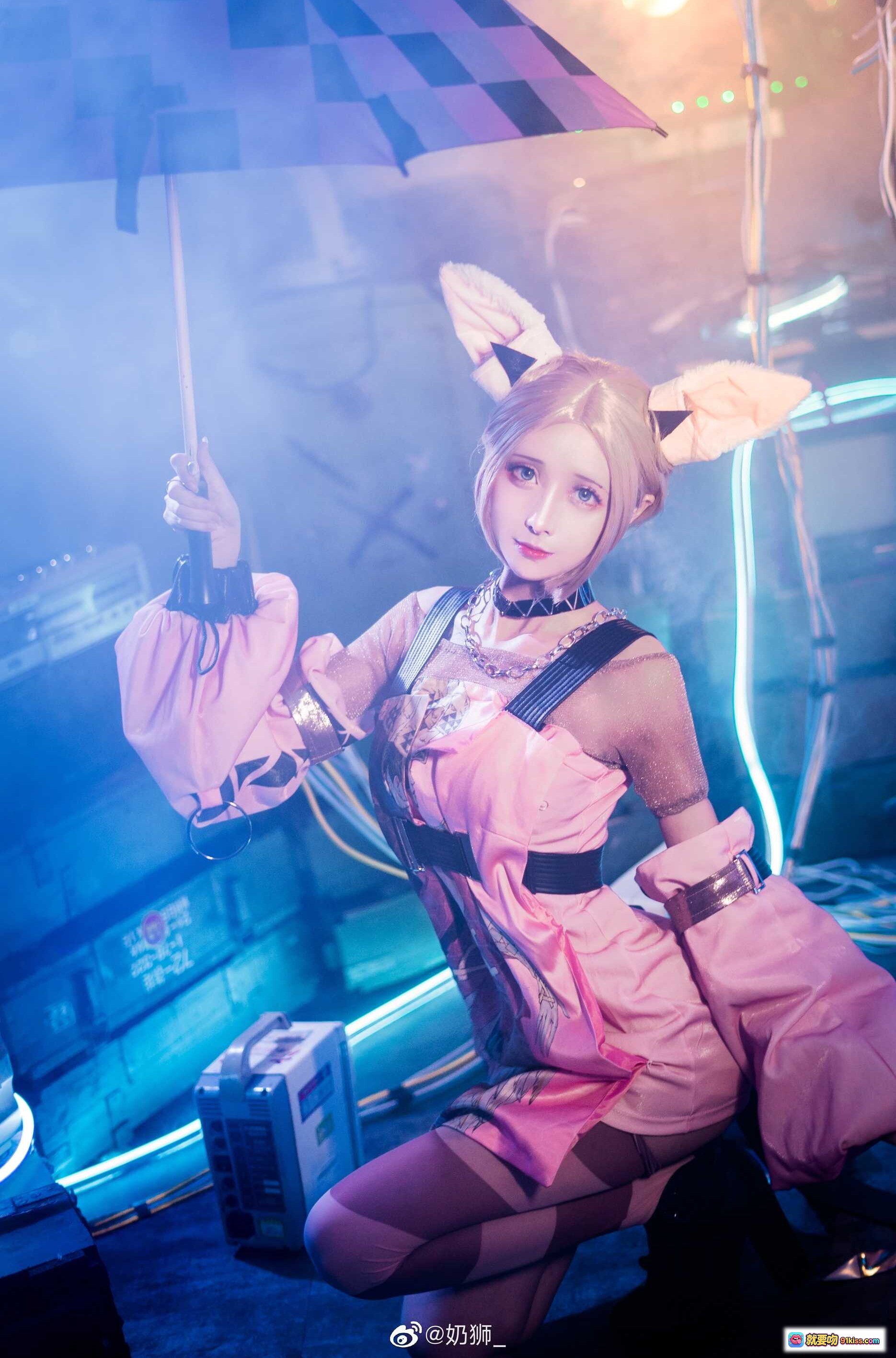 图片[3] - 奶狮不咬人公孙离COS写真｜粉色兔耳少女赛博朋克风造型｜霓虹灯光科技感背景｜精致妆容丝袜美腿｜NO.004高清9P图集 - 就要吻