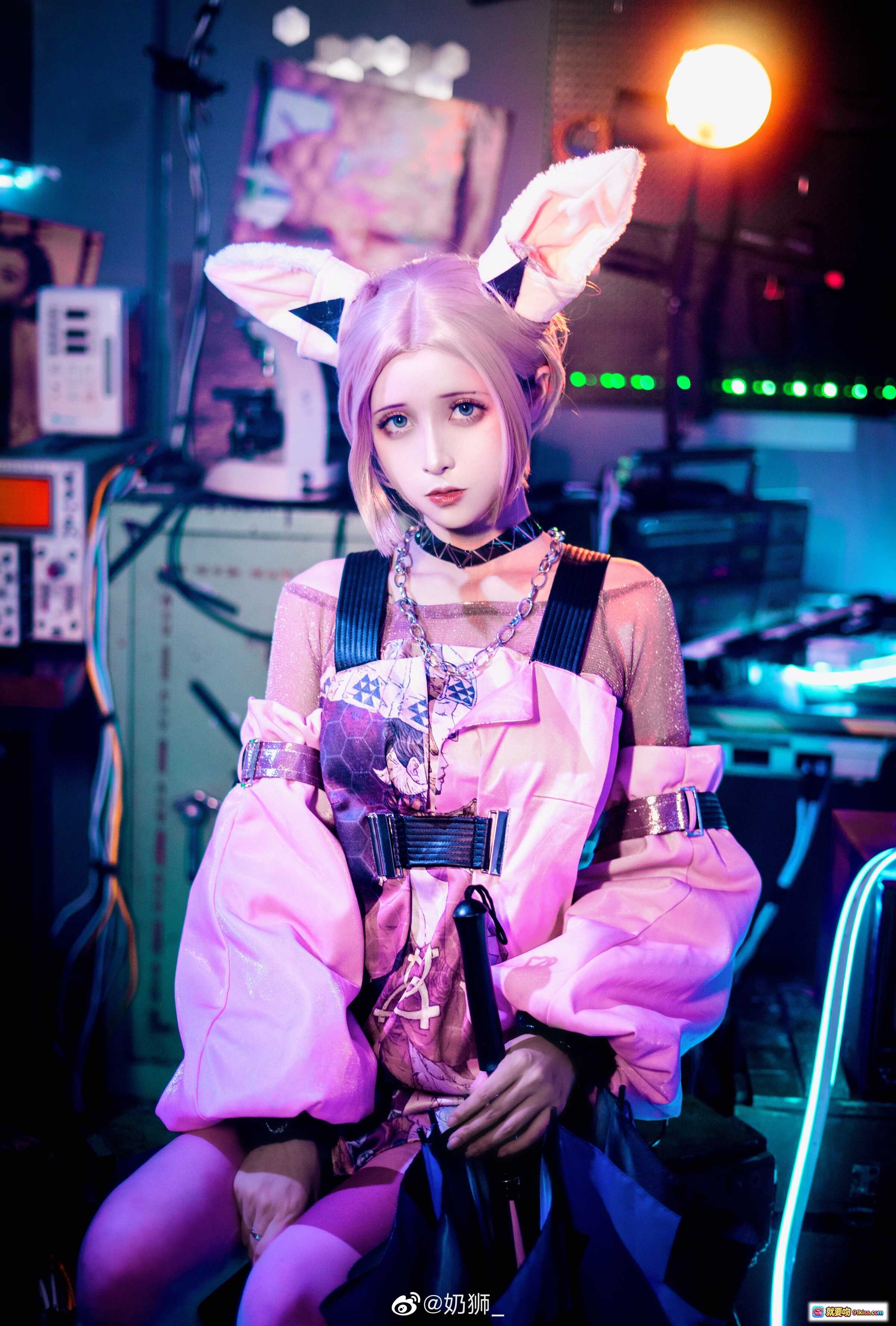 图片[5] - 奶狮不咬人公孙离COS写真｜粉色兔耳少女赛博朋克风造型｜霓虹灯光科技感背景｜精致妆容丝袜美腿｜NO.004高清9P图集 - 就要吻