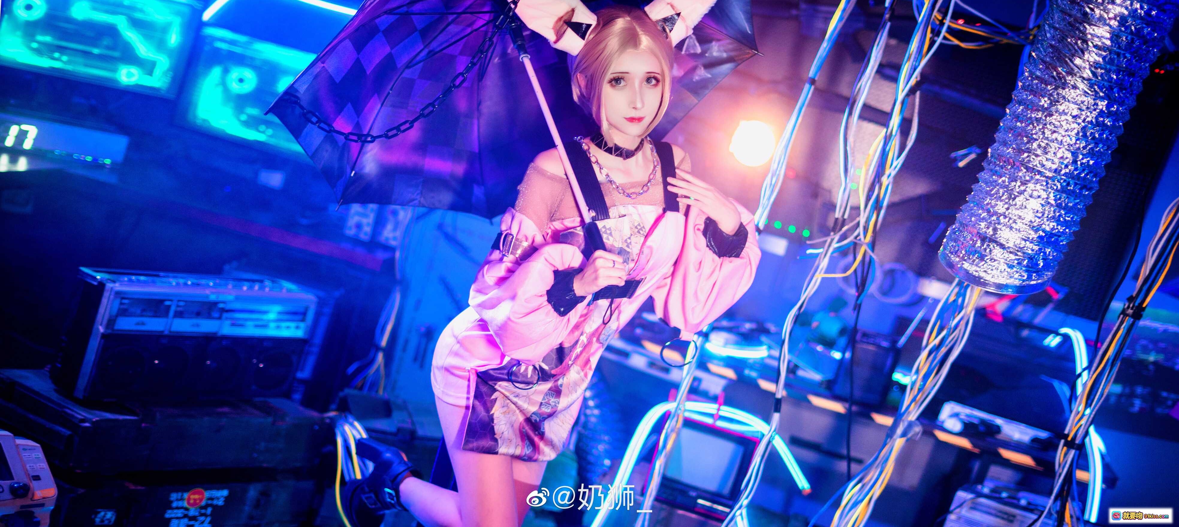 图片[8] - 奶狮不咬人公孙离COS写真｜粉色兔耳少女赛博朋克风造型｜霓虹灯光科技感背景｜精致妆容丝袜美腿｜NO.004高清9P图集 - 就要吻