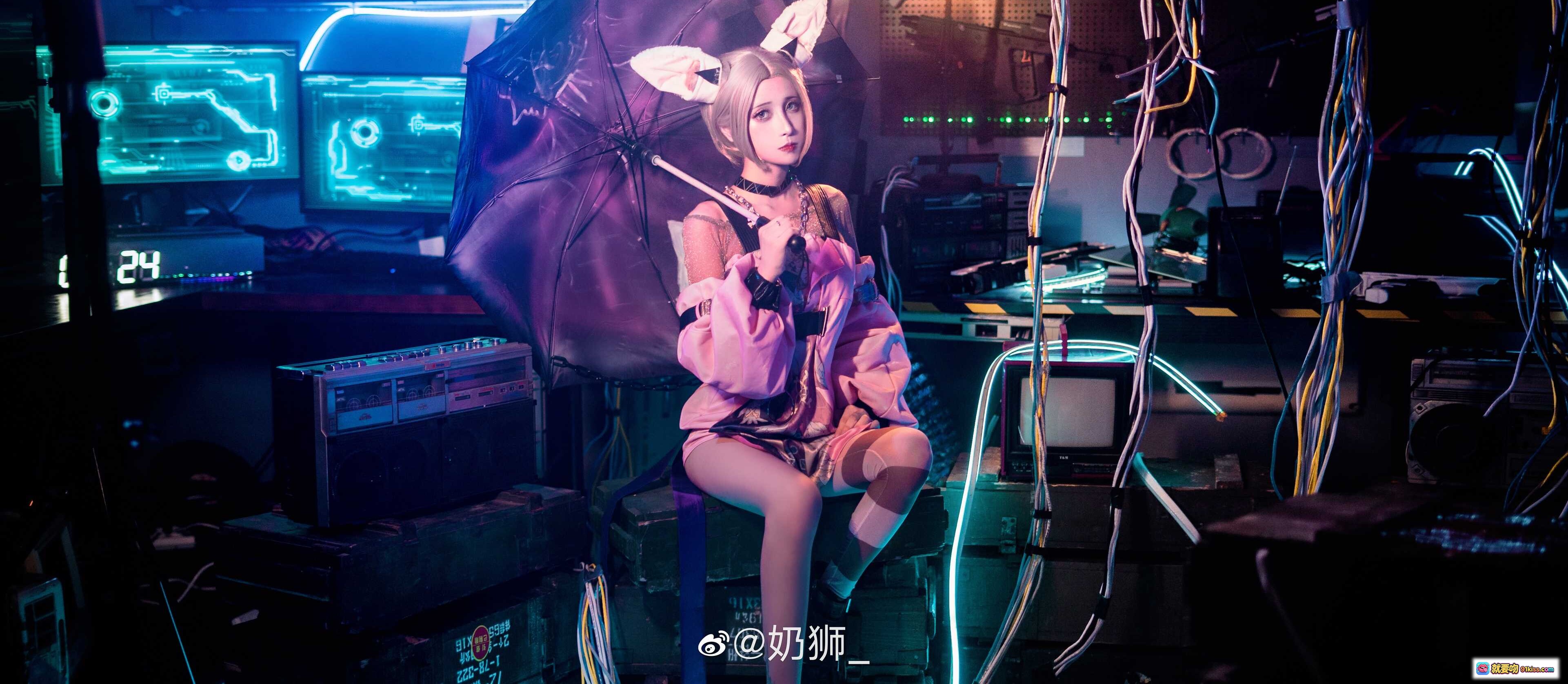 图片[6] - 奶狮不咬人公孙离COS写真｜粉色兔耳少女赛博朋克风造型｜霓虹灯光科技感背景｜精致妆容丝袜美腿｜NO.004高清9P图集 - 就要吻