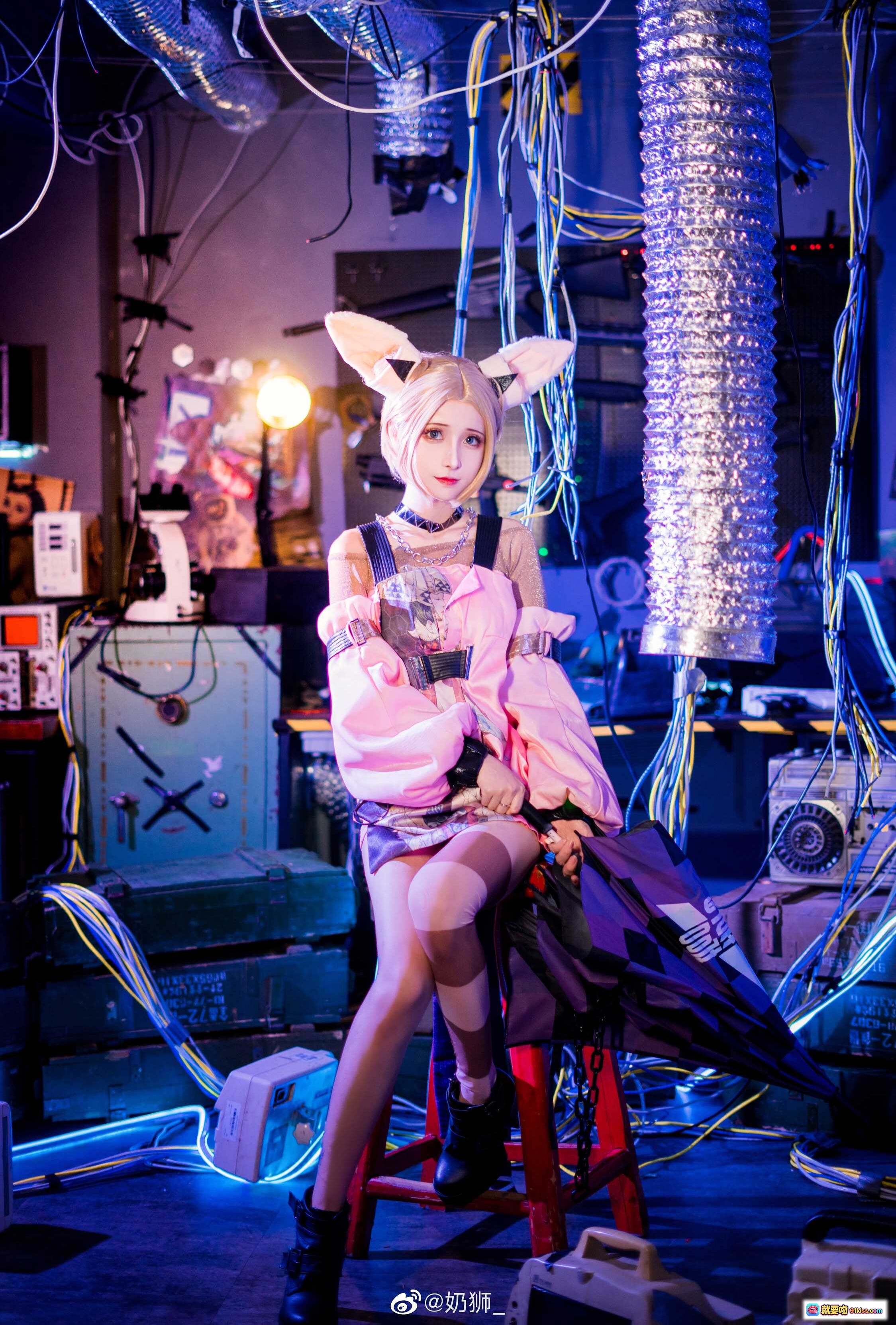 图片[7] - 奶狮不咬人公孙离COS写真｜粉色兔耳少女赛博朋克风造型｜霓虹灯光科技感背景｜精致妆容丝袜美腿｜NO.004高清9P图集 - 就要吻