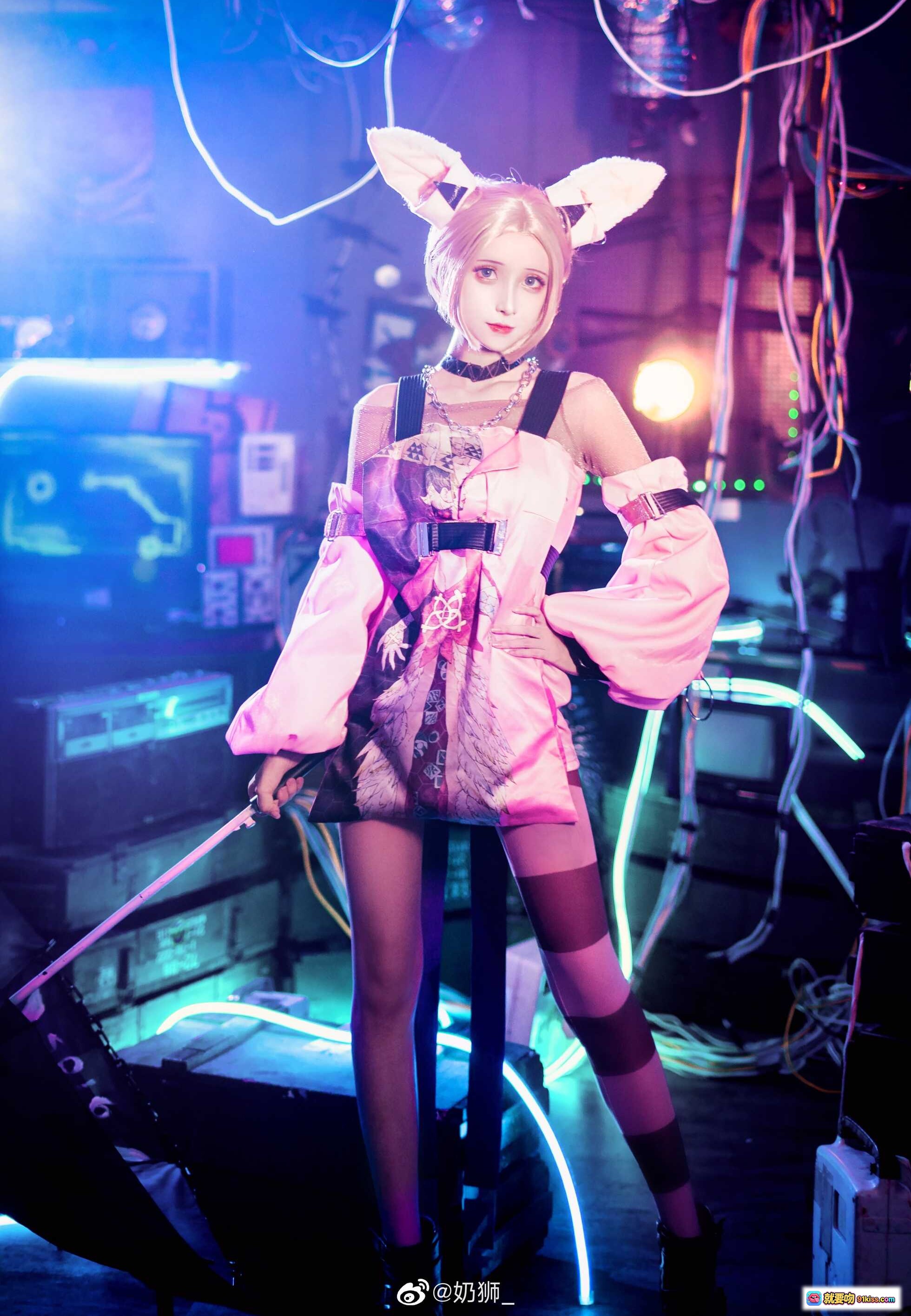 奶狮不咬人公孙离COS写真｜粉色兔耳少女赛博朋克风造型｜霓虹灯光科技感背景｜精致妆容丝袜美腿｜NO.004高清9P图集 - 就要吻
